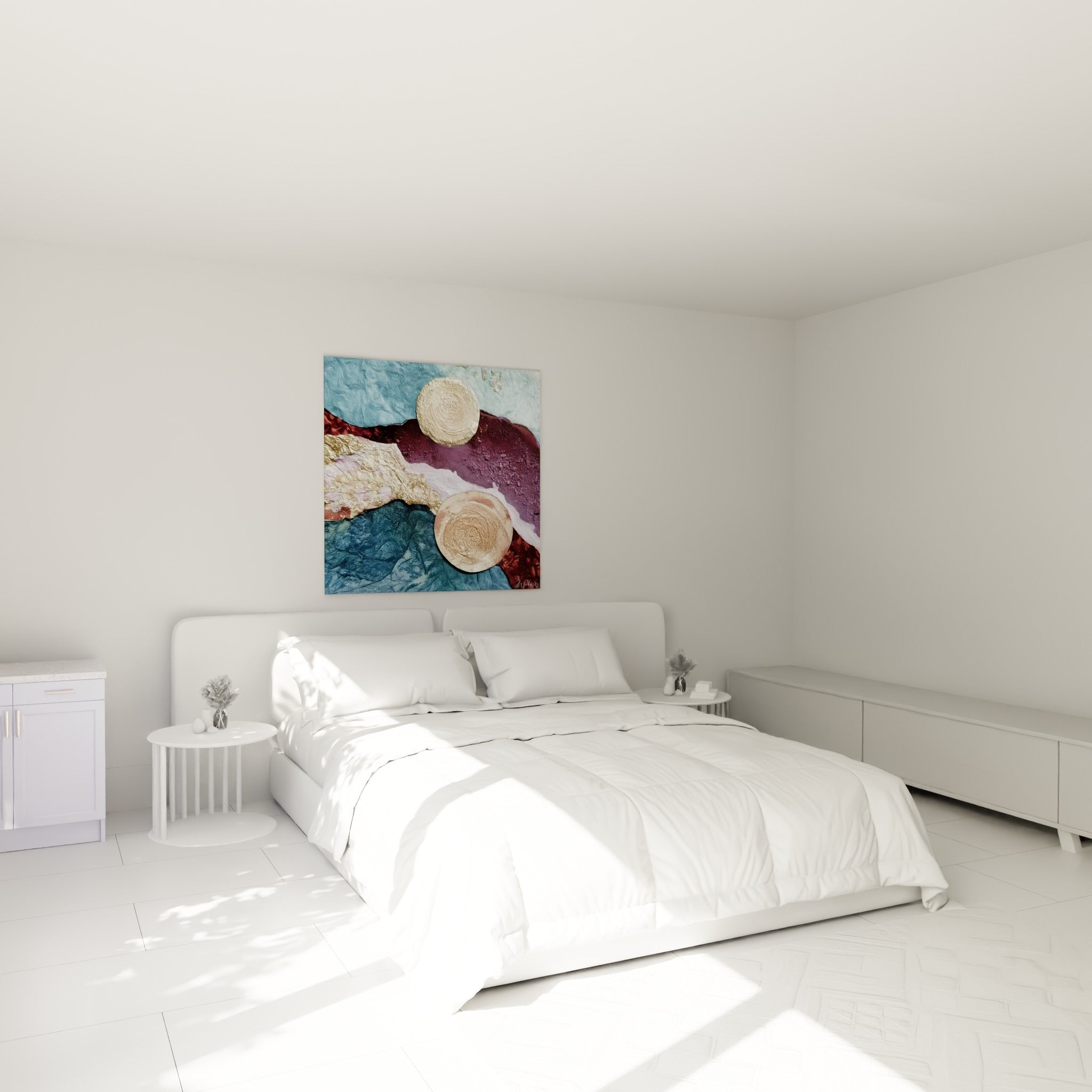 Cercles dorés et bande pourpre granuleuse accrochés au-dessus d'un lit dans une chambre claire.