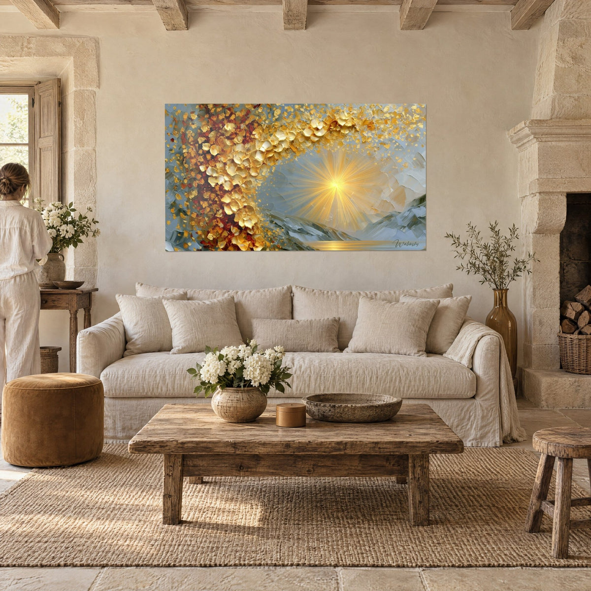 Tableau branche fleurie dorée aux pétales épais, soleil rayonnant sur fond gris-bleu, au-dessus d'un canapé dans un salon lumineux