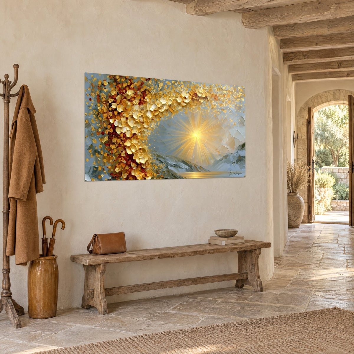 Tableau pétales d'or et rouille en pâte épaisse, éclat solaire jaune sur monts gris, couloir en pierre et banc de bois