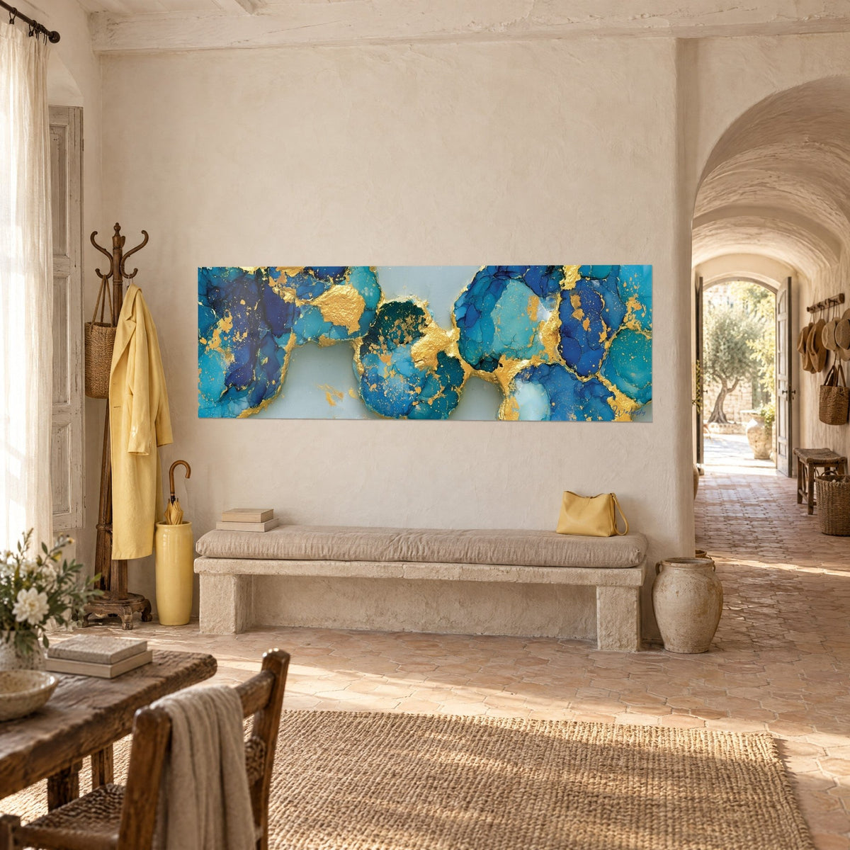 Tableau panoramique d'encre alcool en nappes cobalt et sarcelle cernées de feuille d'or, sur un mur de pierre claire du mas