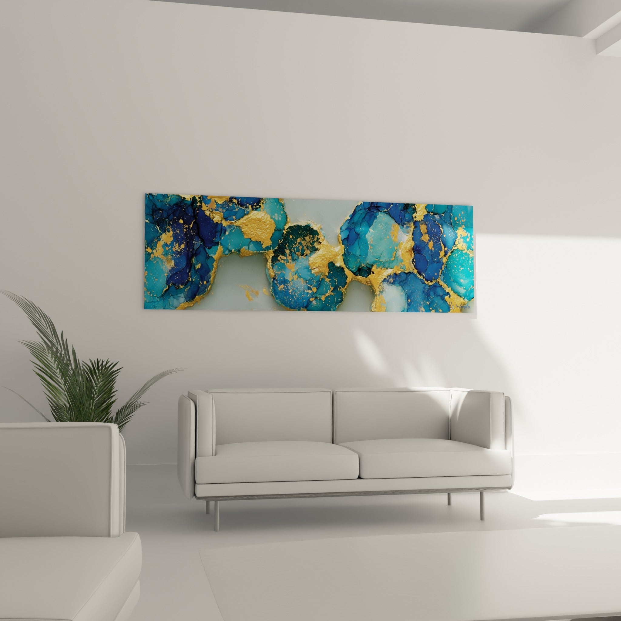 Cellules bleu marine et éclats dorés de ce tableau abstrait au-dessus d'un canapé dans un salon lumineux