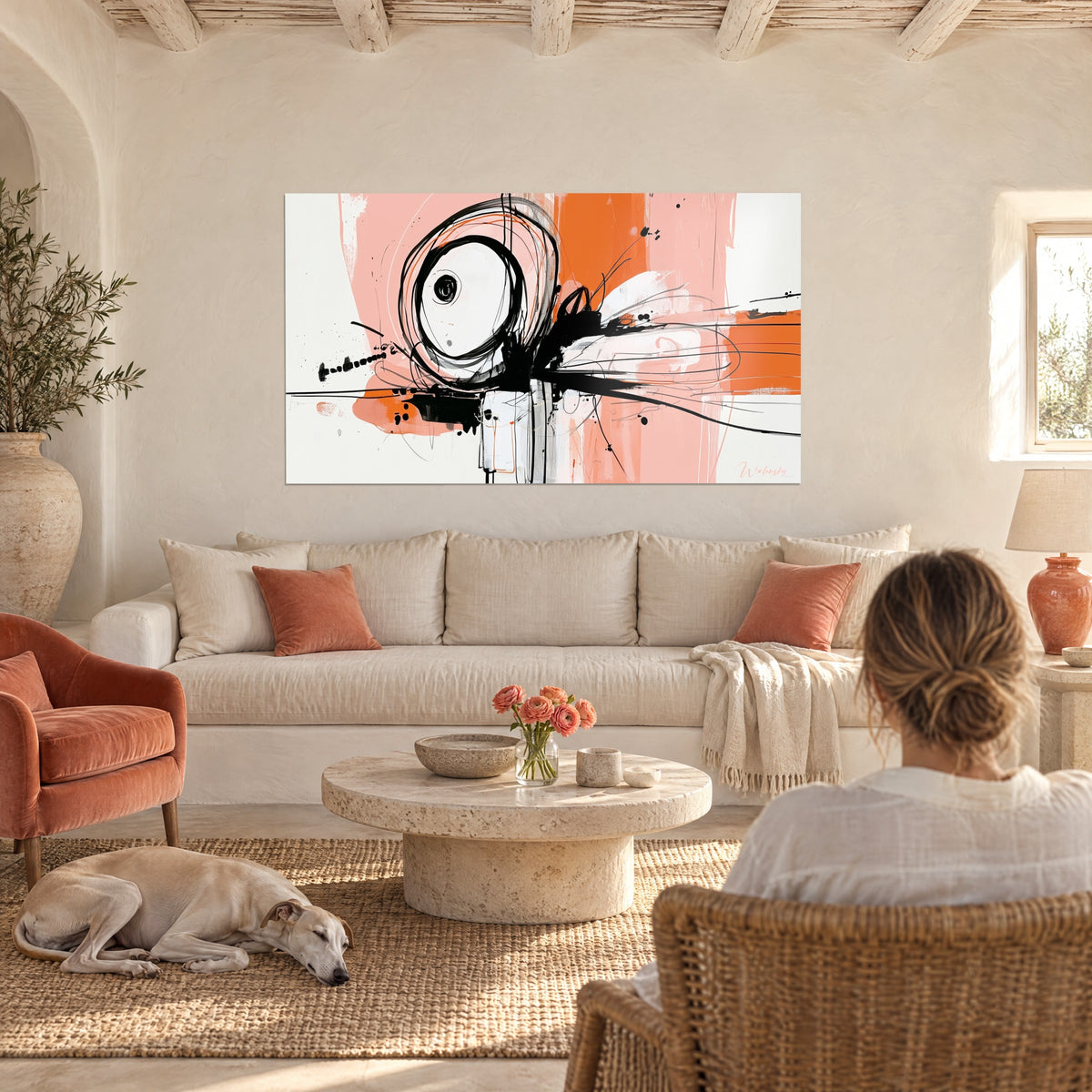 Cuadro con una espiral negra que rodea un ojo blanco, fondos coral y naranja, encima de un sofá en un salón luminoso