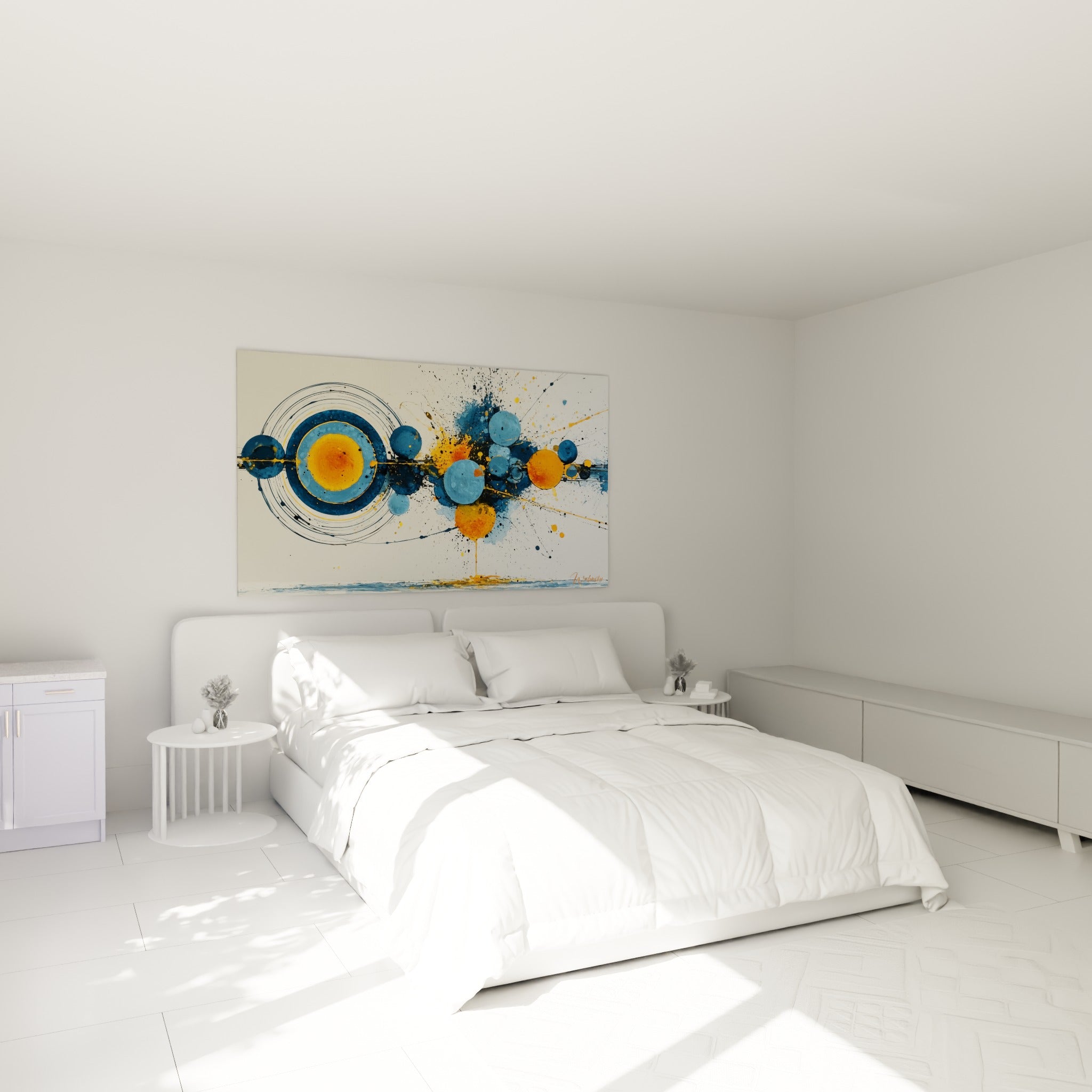 Cercles concentriques bleu marine encadrant une sphère orange incandescent, accrochés au-dessus d'un lit dans une chambre claire