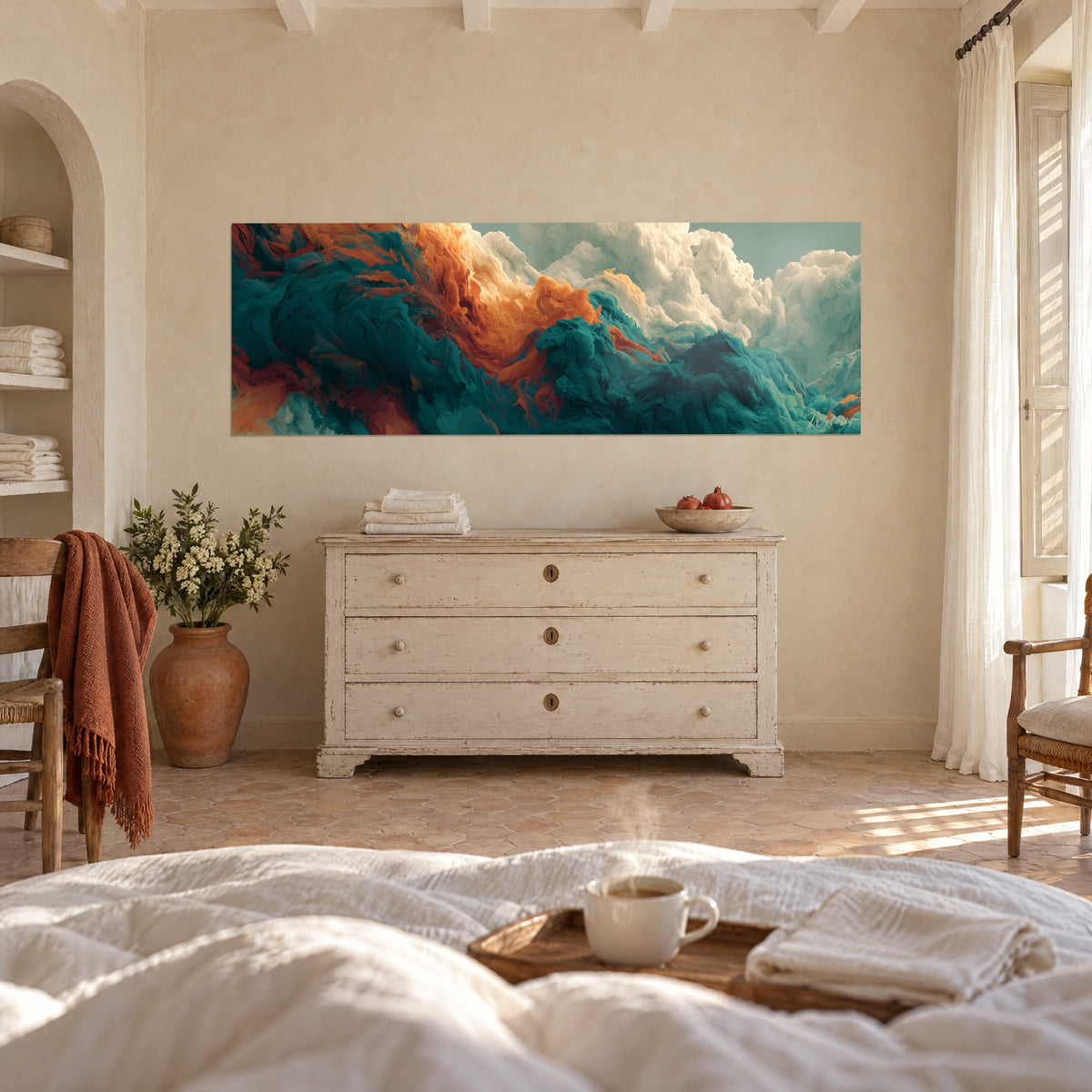 Quadro vortice di pigmenti arancio bruciato e verde profondo, nuvole bianche, sopra un letto in una camera luminosa