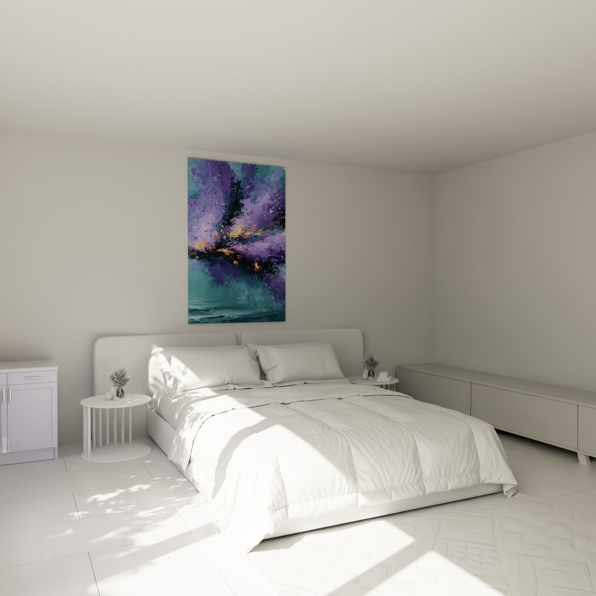 Nébuleuse violette et turquoise aux touches dorées accrochée au-dessus d'un lit dans une chambre claire