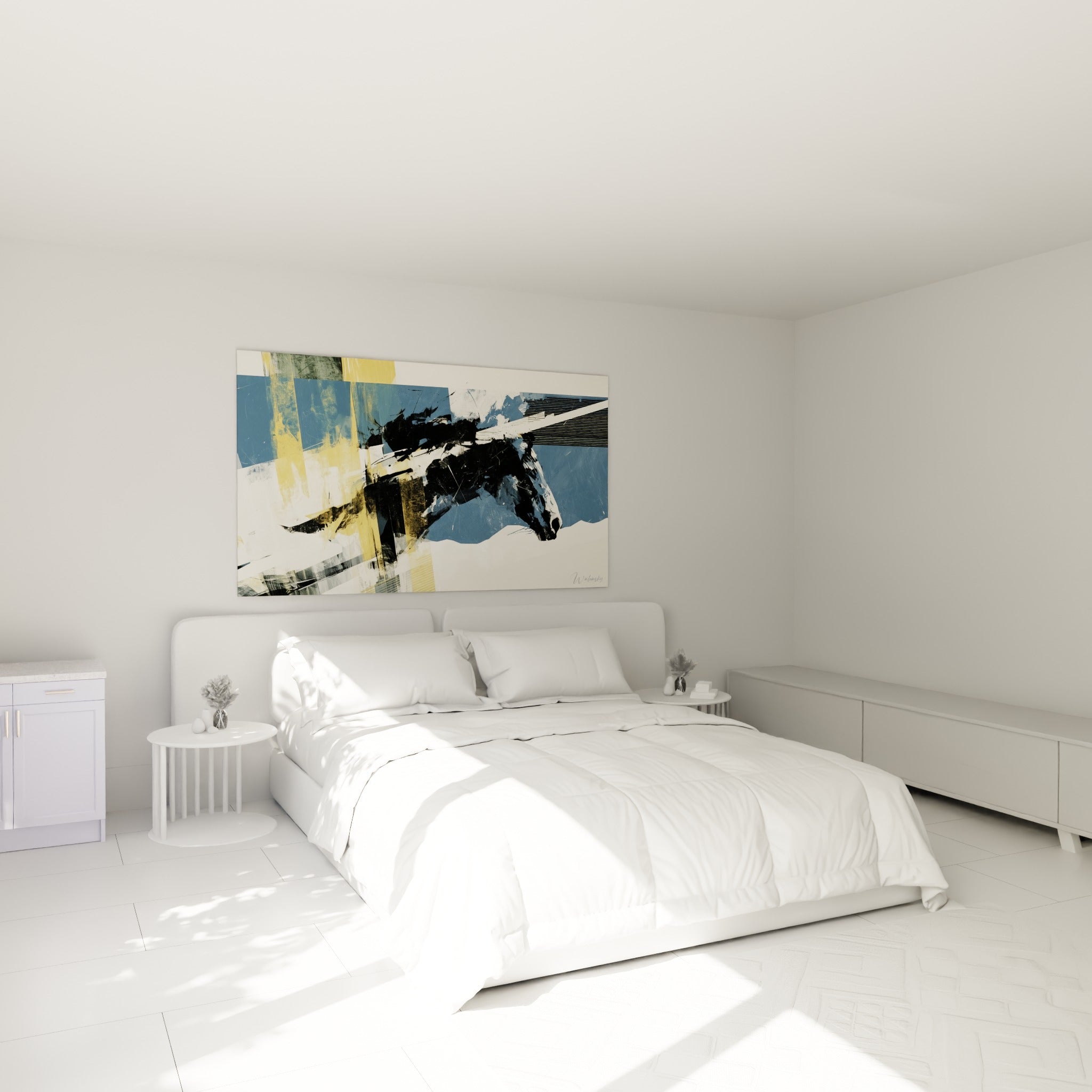 Silhouette de cheval bleu marine et ocre déchirée, accrochée au-dessus d'un lit dans une chambre claire