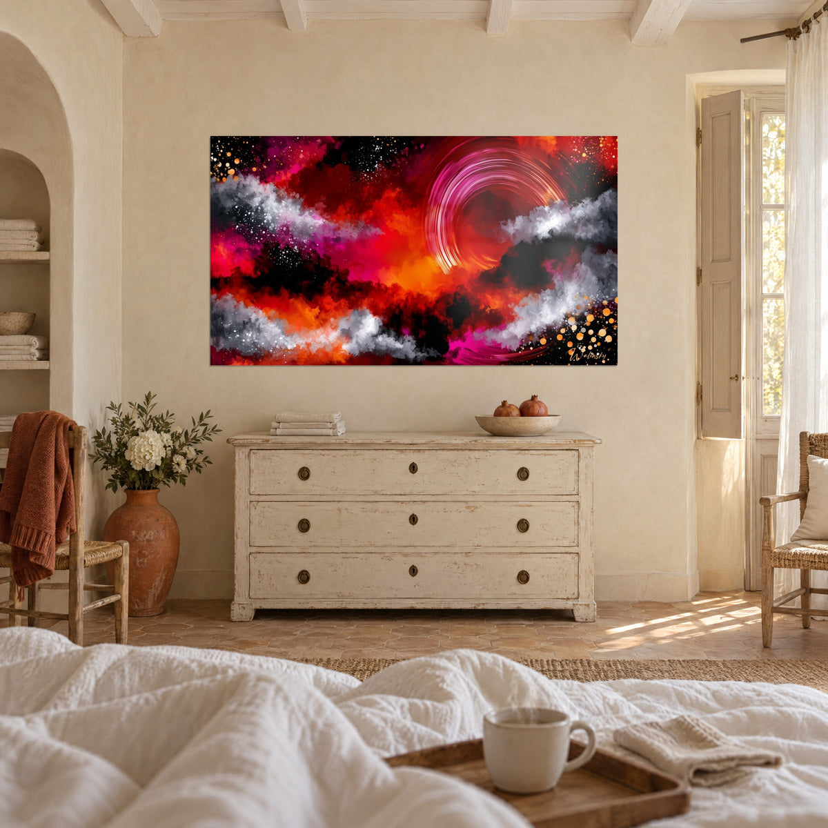 Gemälde Feuerhimmel in Magenta, orangefarbene Glut und graue Wolken, über einem Bett in einem hellen Schlafzimmer aufgehängt