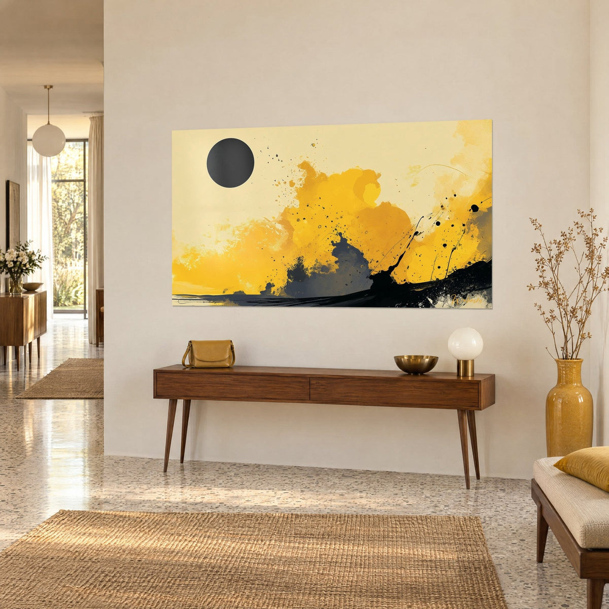 Tableau soleil noir flottant sur un nuage d'éclaboussures jaune d'or et gris ardoise, vu de trois quarts, sur console en bois, dans un séjour