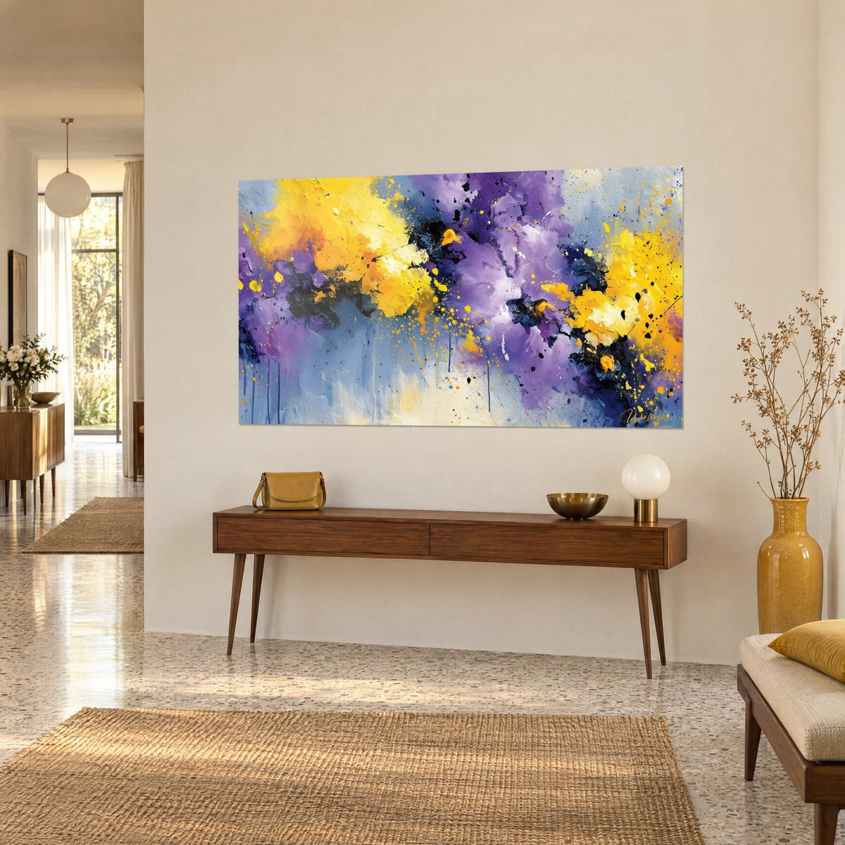 Tableau déflagration de peinture lilas et safran, coulures bleues en bas, vue de trois-quarts sur une console en bois, maison années 50