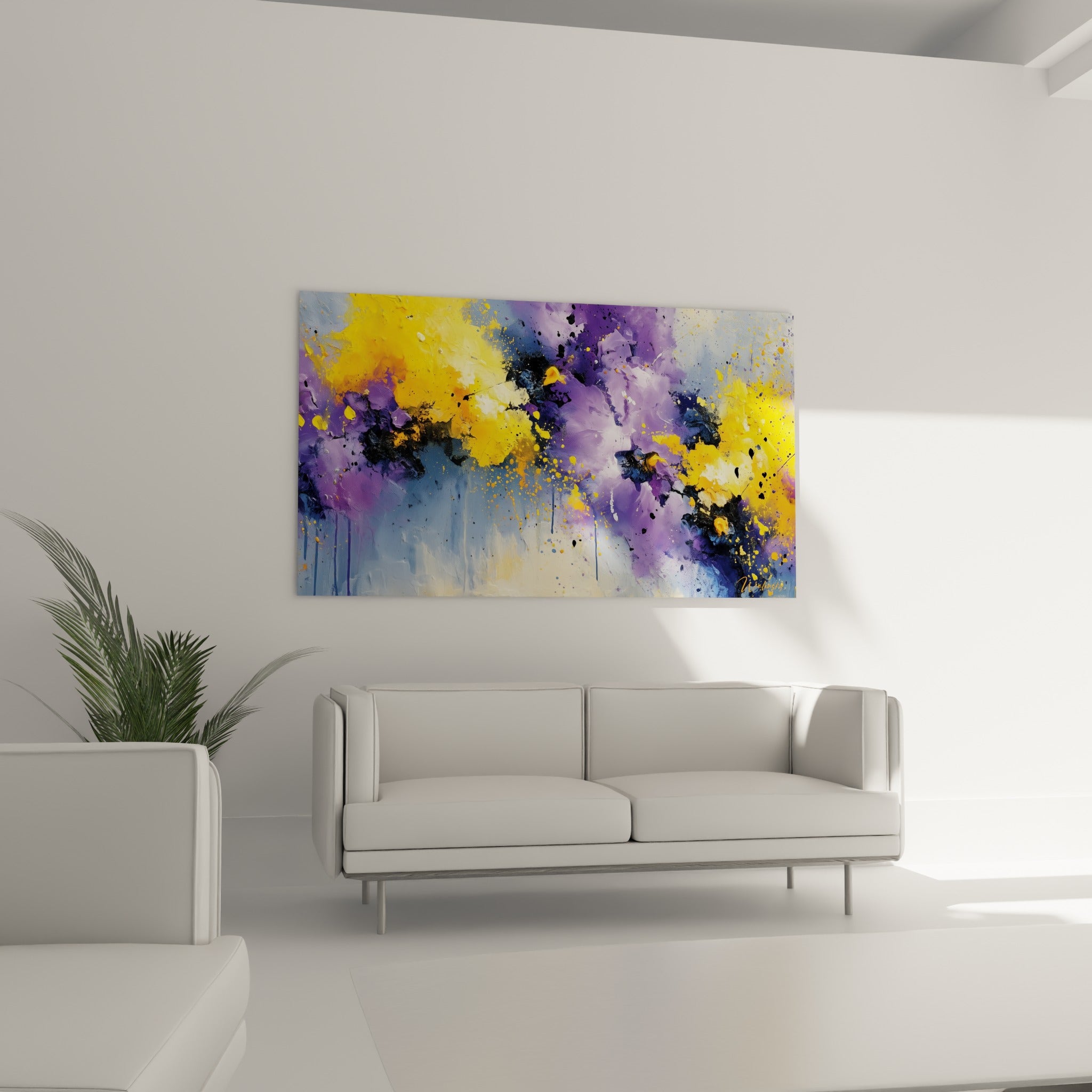 Composition dorée et violette intense placée au-dessus d'un canapé dans un salon lumineux