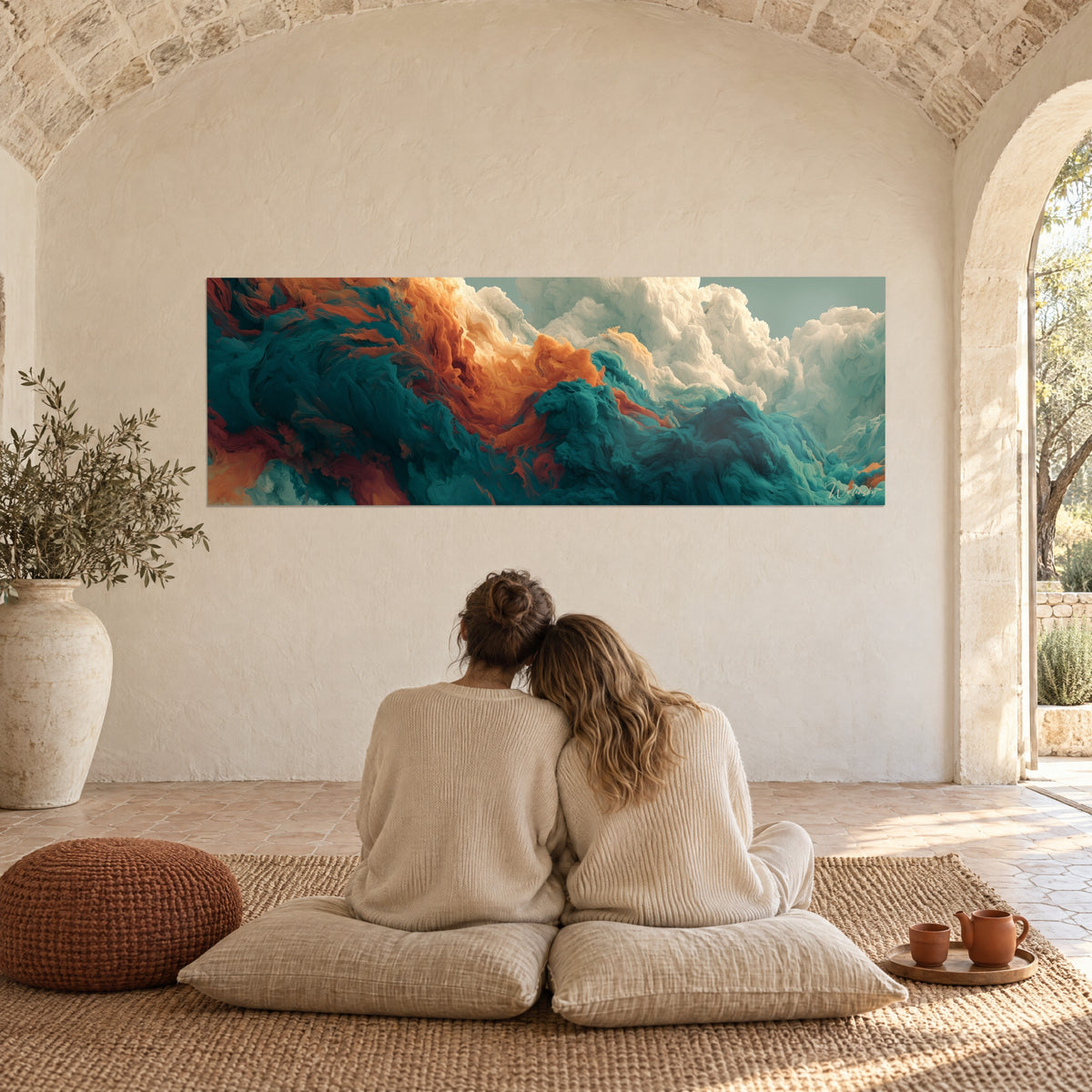 Quadro panoramico di nebbia fitta in arancio ramato e turchese, ammirato da una coppia di spalle sotto una volta in pietra