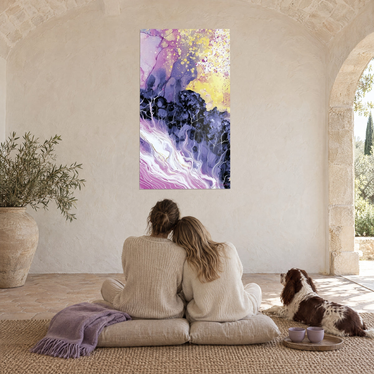 Wall art with golden shards and violet trails on a black background, an embracing couple and a spaniel seen from behind, under a stone vault