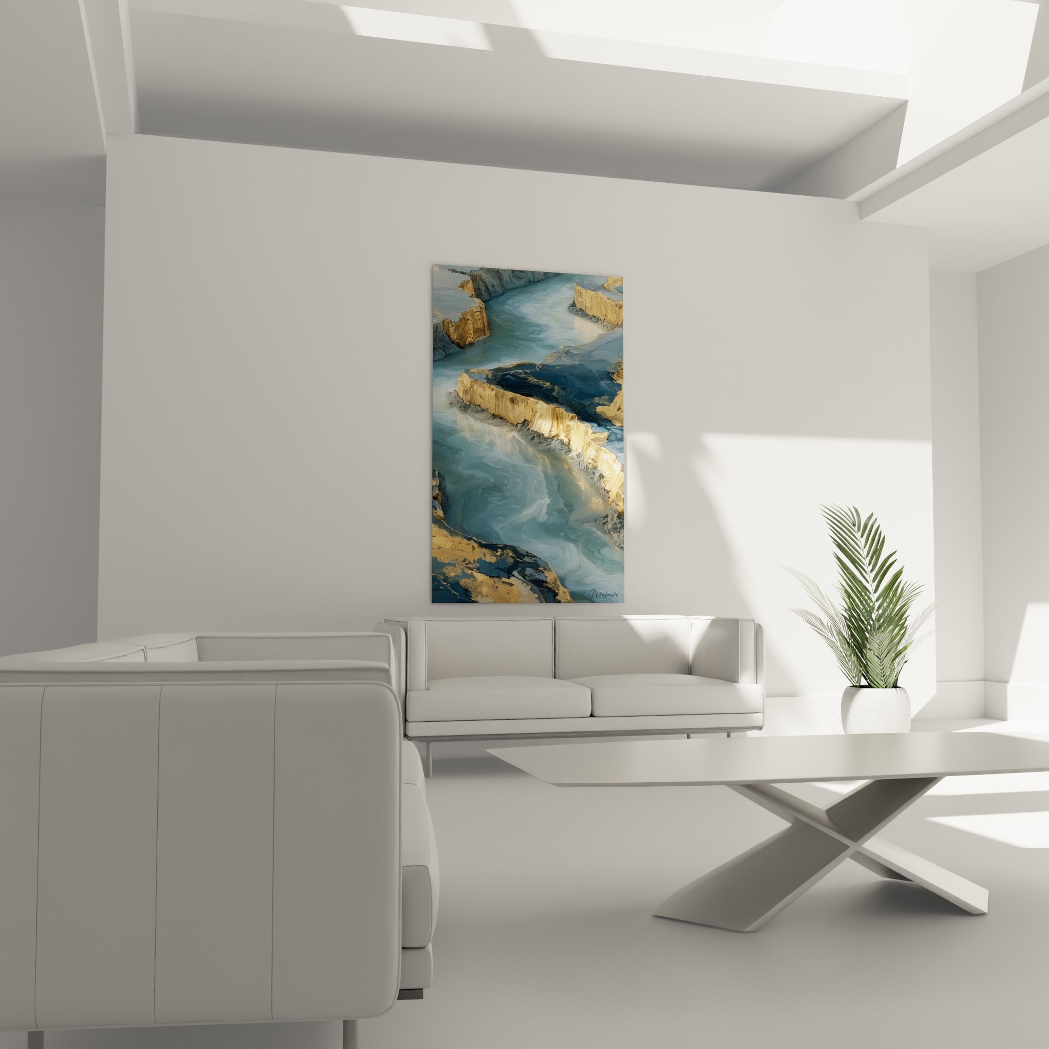 Courbes fluides bleu marine et rochers dorés de ce tableau abstrait au-dessus d'un canapé dans un salon lumineux