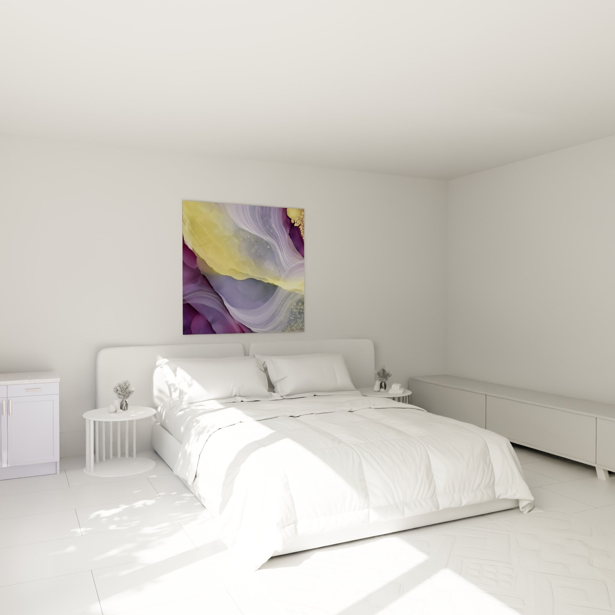 Courbes pourpres et dorées d'un tableau artistique abstrait, accrochées au-dessus d'un lit dans une chambre claire