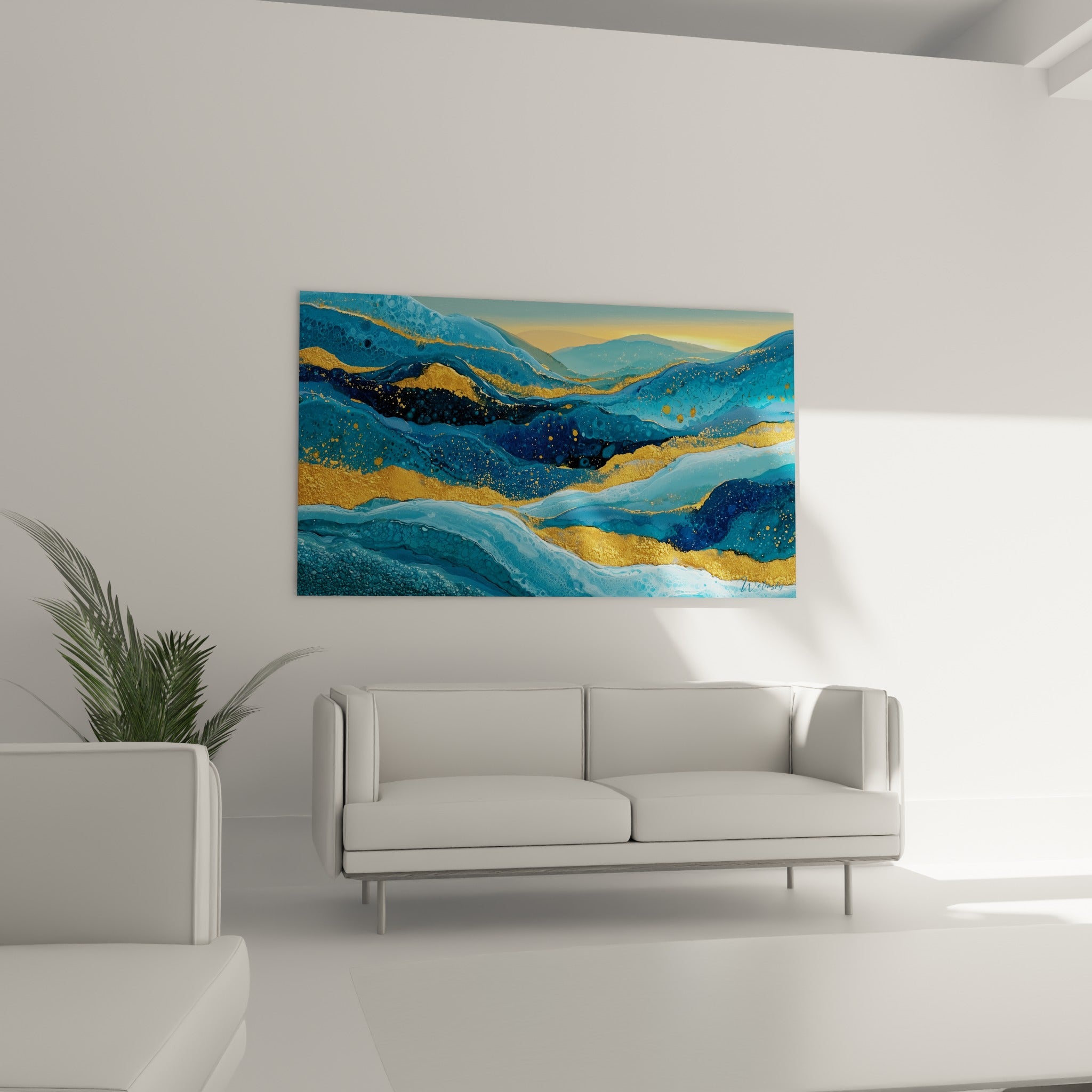 Composition fluide en bleu profond et doré évoquant un littoral, au-dessus d'un canapé dans un salon lumineux