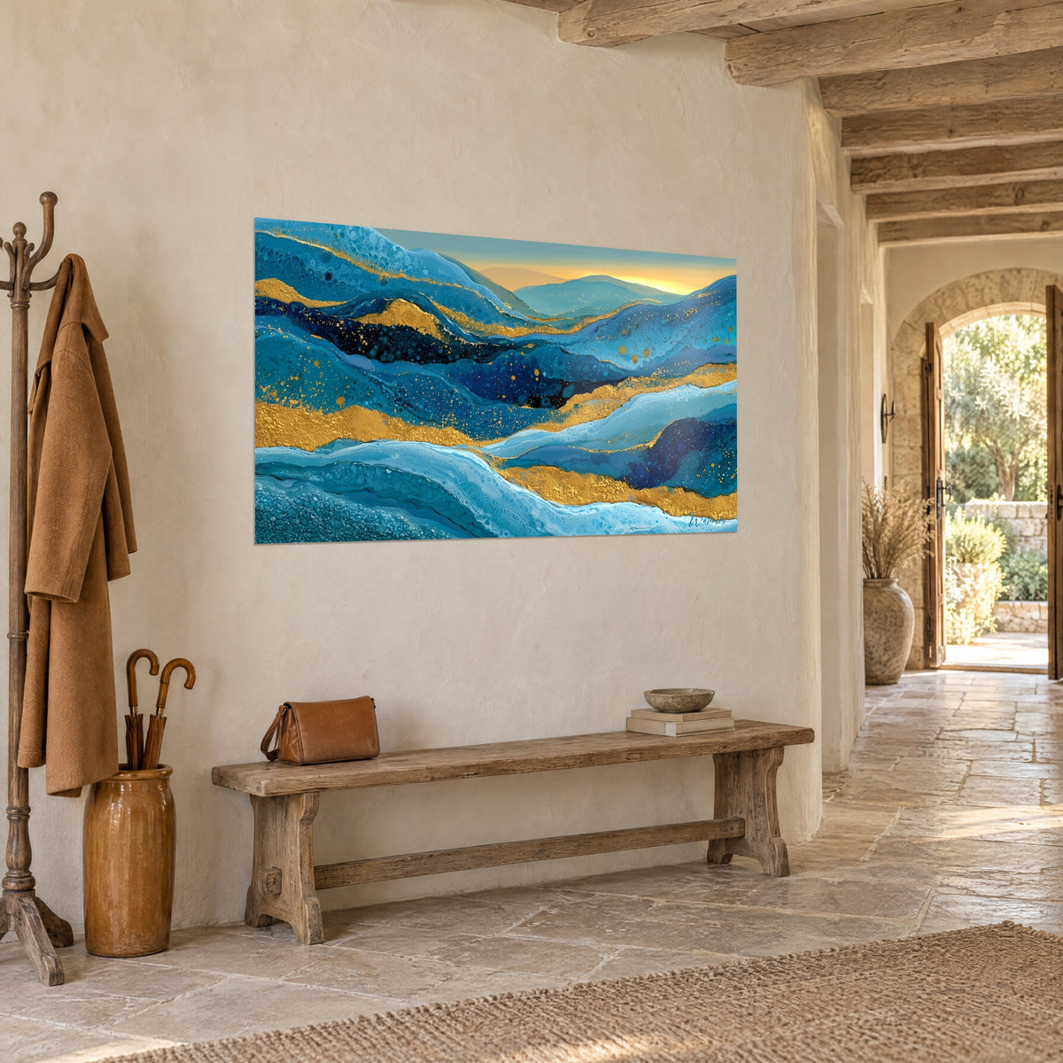 Quadro di una valle minerale con strati blu notte e oro granuloso, creste spumose, nell'ingresso in pietra di una casa