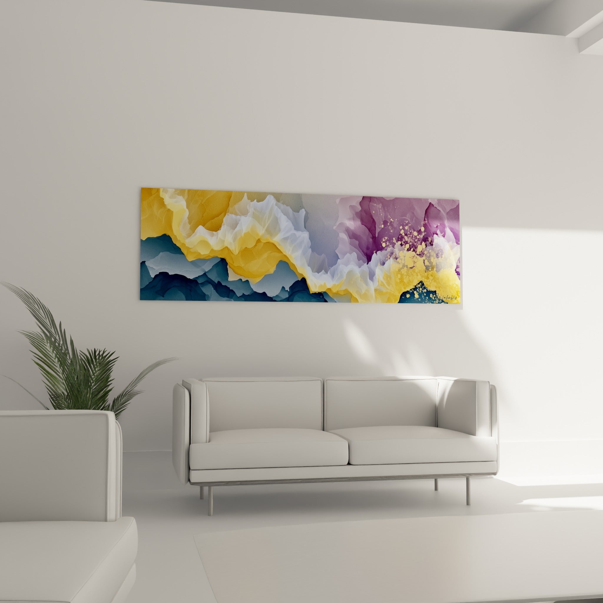 Crêtes bleu marine et dorées de ce tableau artistique abstrait au-dessus d'un canapé dans un salon lumineux