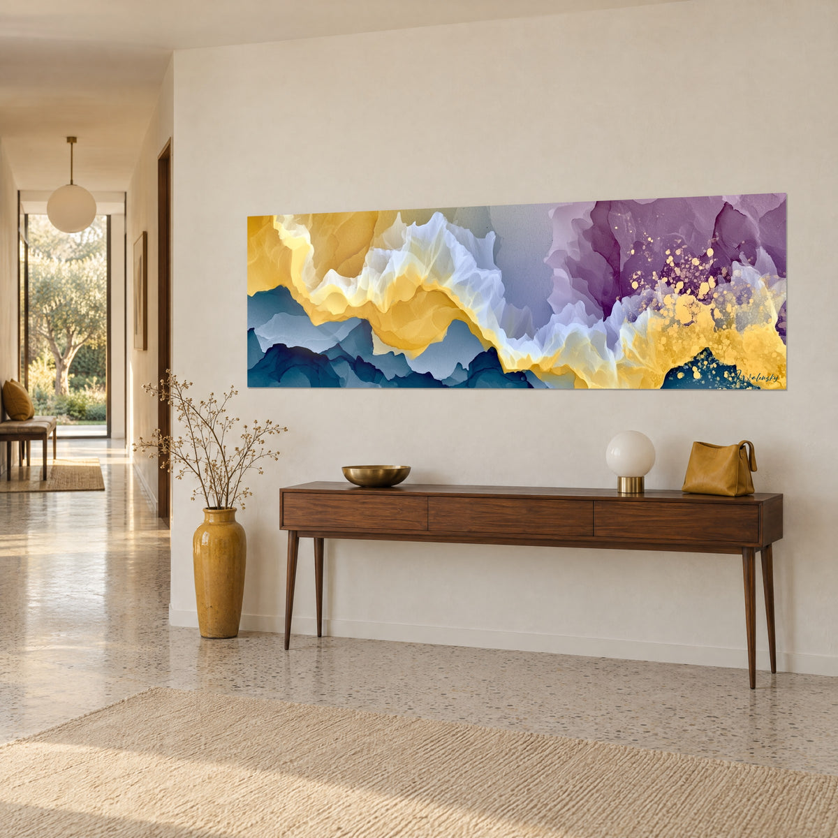 Schilderij panoramisch beeld van vloeiende toppen in zonnig geel en pruim, goudspatten op eendenblauwe achtergrond, boven een houten console