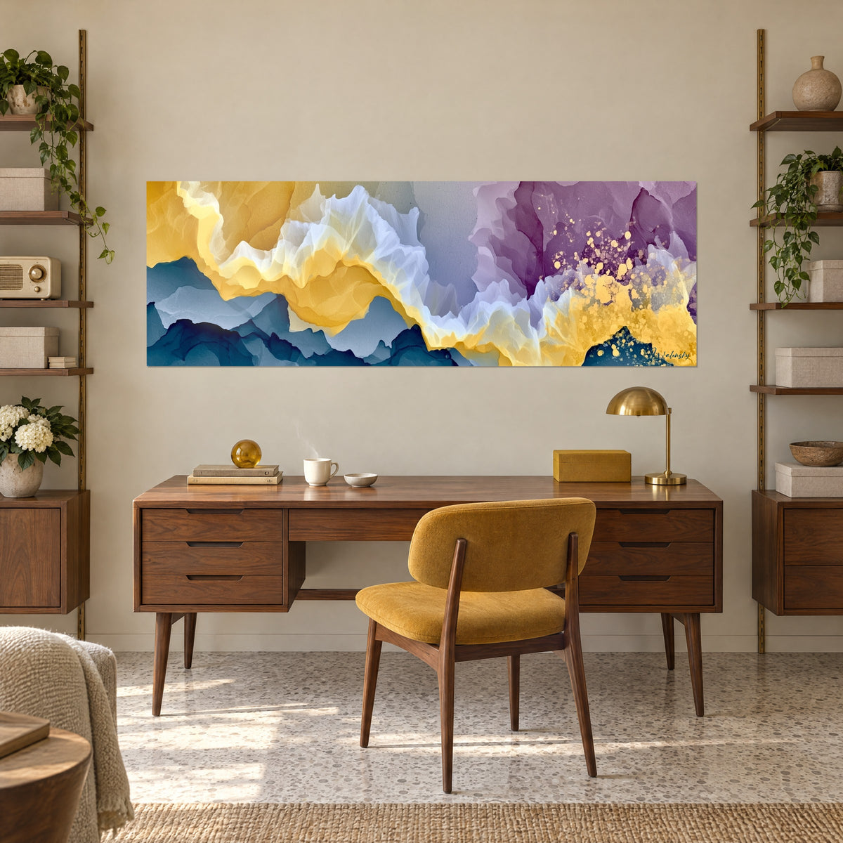 Schilderij vloeibare rotsgolven in goudgeel en blauwgrijs, gespikkelde paarse top, boven een houten bureau en een gouden lamp