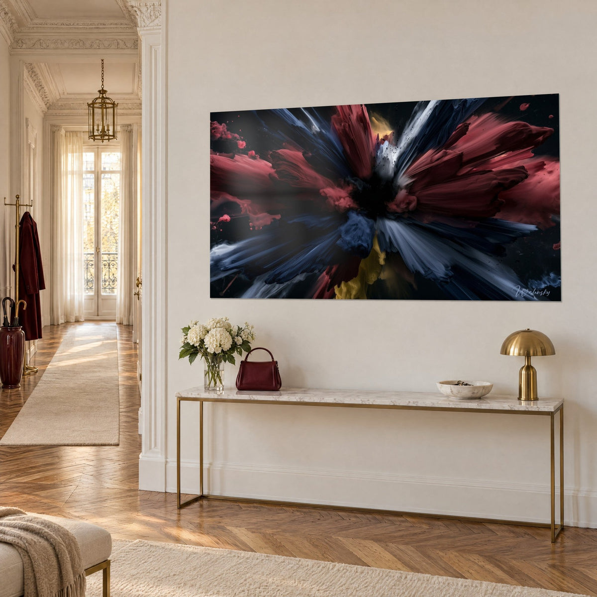 Quadro con un getto di pigmenti bordeaux e blu navy che sgorga da un nucleo scuro, sopra una consolle dorata, appartamento haussmanniano
