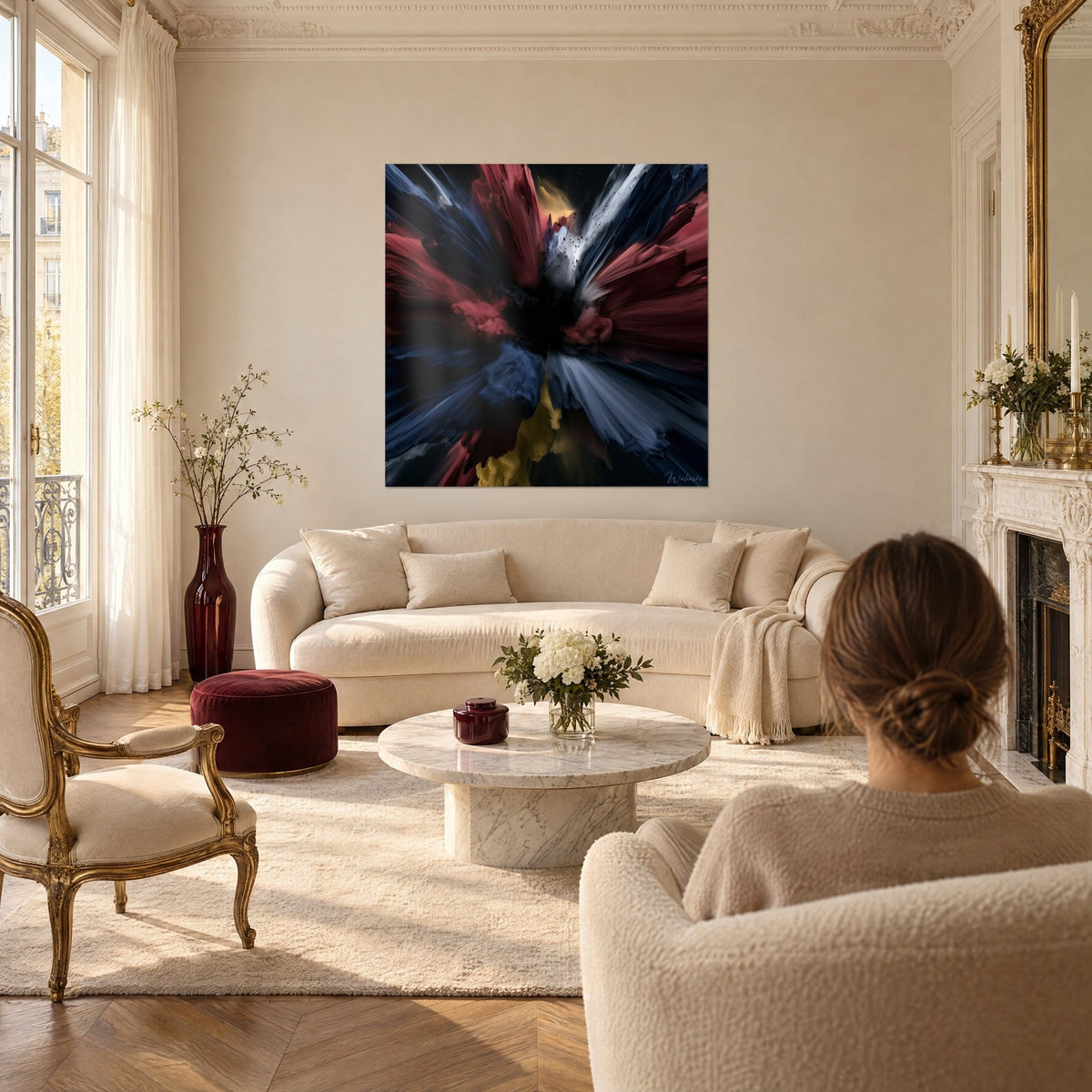 Tableau explosion de peinture rouge brique et bleu marine autour d'un cœur noir, au-dessus d'un canapé dans un salon lumineux