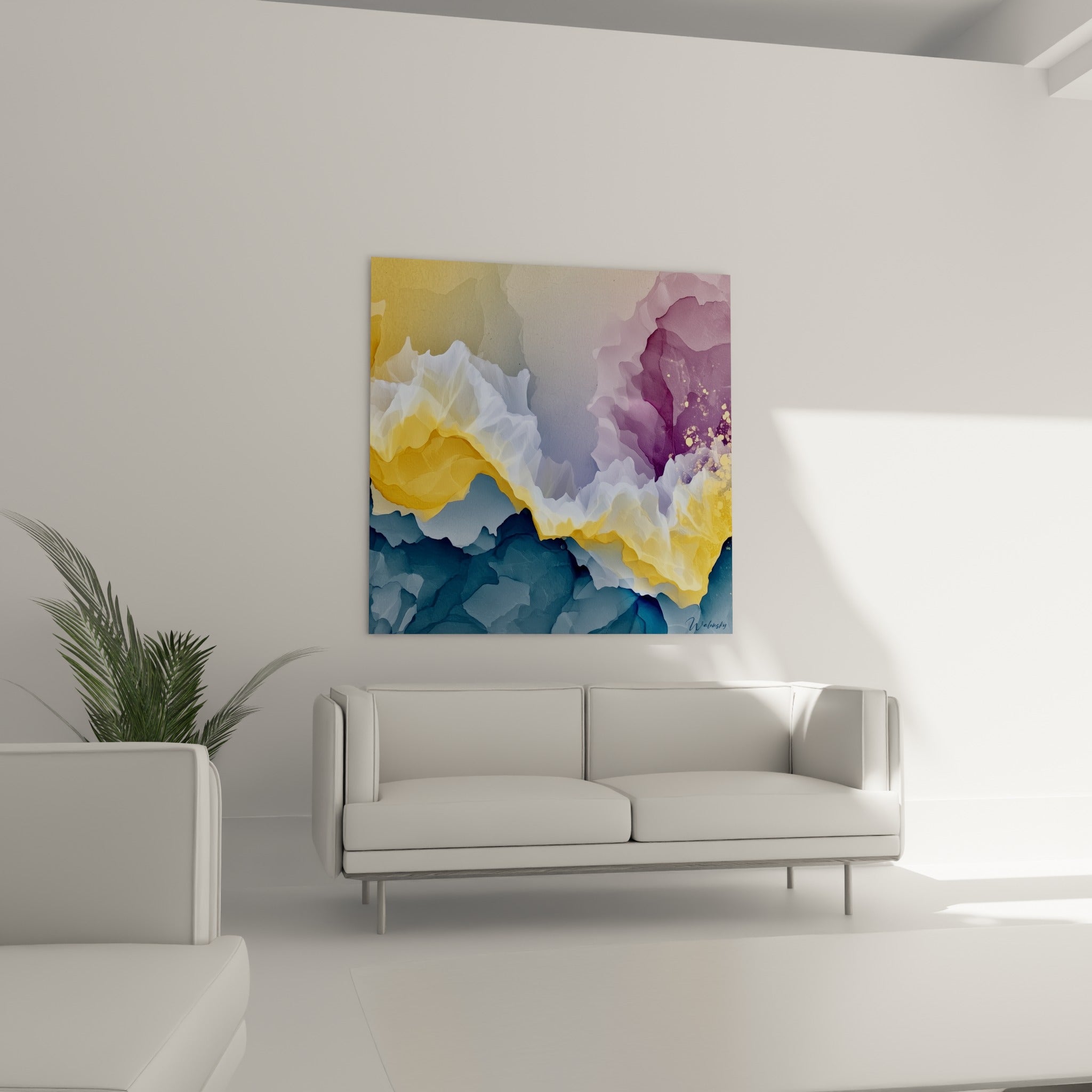 Dégradé doré, prune et bleu marine de ce tableau artistique abstrait au-dessus d'un canapé dans un salon lumineux
