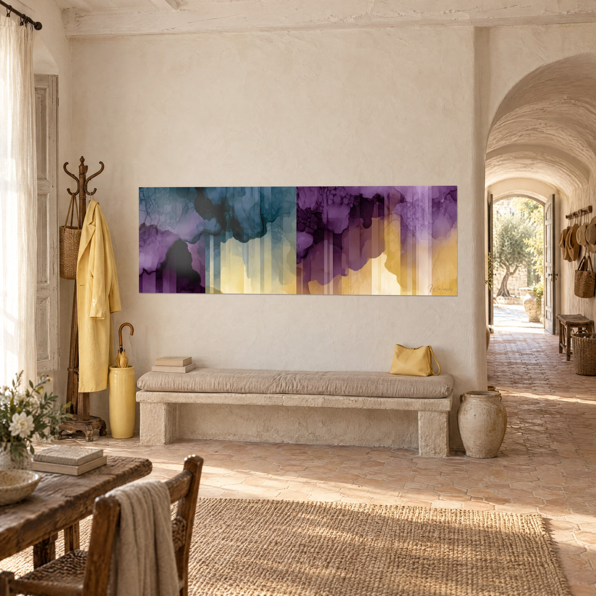 Panoramisch abstract schilderij met paarse en saffraankleurige krullen op een blauwgroene achtergrond, hangend boven een stenen bank in een Provençaals boerenhuis