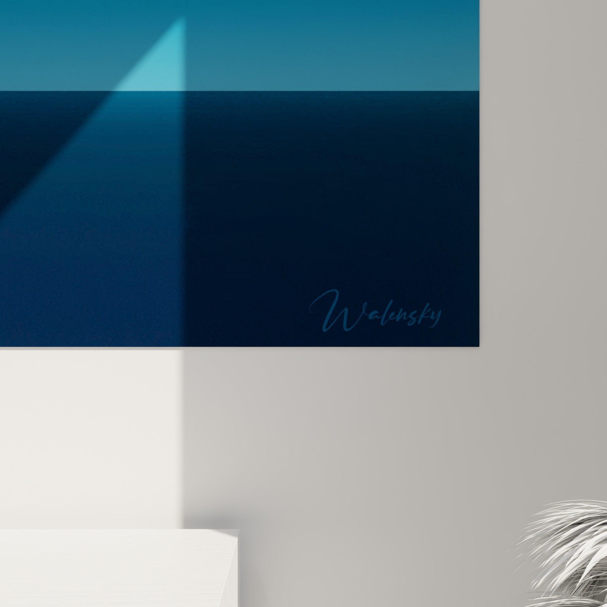 Grain lisse et dégradés bleu marine vers blanc cassé visibles en détail sur ce tableau artistique abstrait
