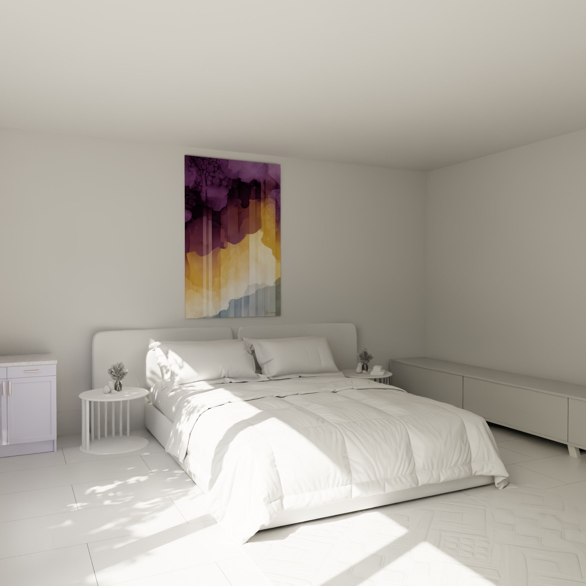 Dégradés violets et dorés fluides d'une œuvre abstraite au-dessus d'un lit dans une chambre claire
