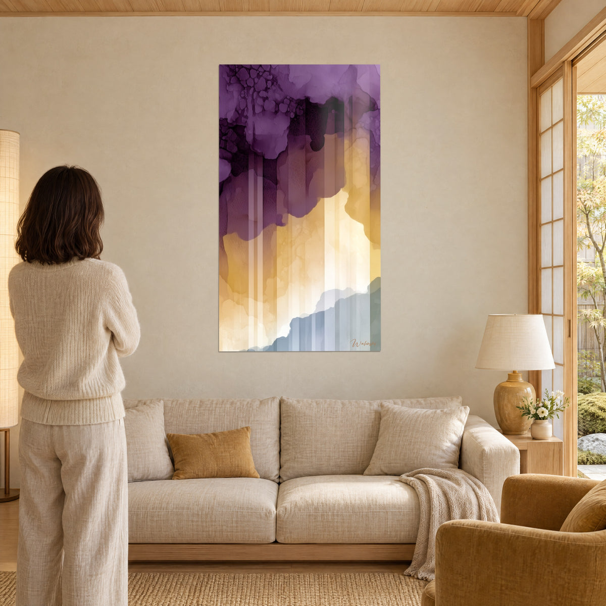 Schilderij met paarse wolken op een gouden achtergrond, verticale strepen als regensluiers, vrouw van achteren, boven een bank in een lichte woonkamer