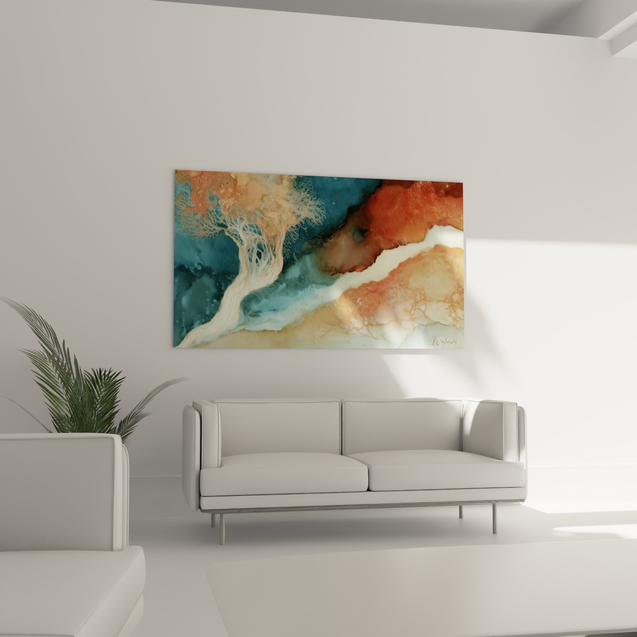 Contraste bleu marine et ocre d'un tableau artistique abstrait accroché au-dessus d'un canapé dans un salon lumineux