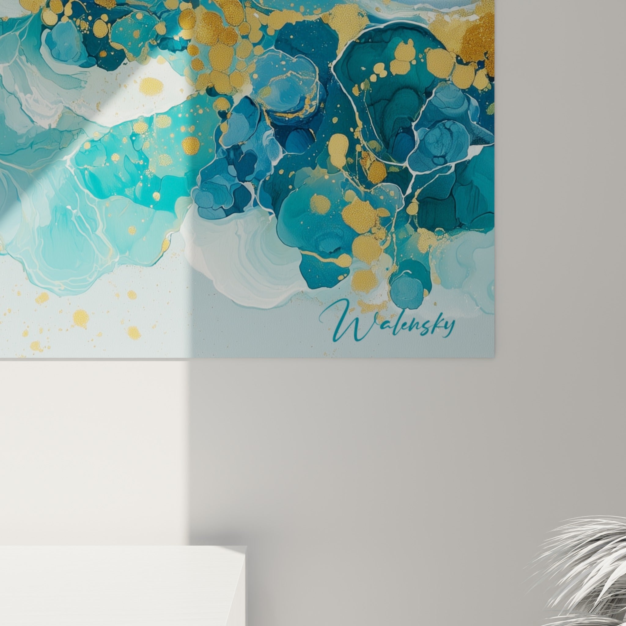 Détail des empâtements dorés et des dégradés bleu turquoise se mêlant sur la surface texturée de la toile