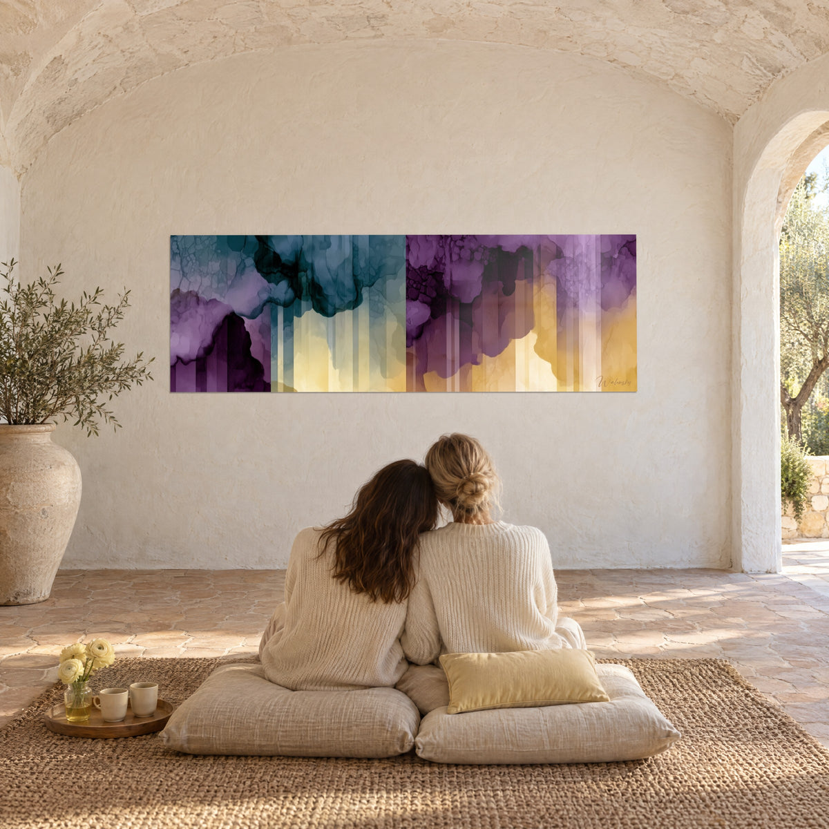 Schilderij met een paarse stormhemel en gouden licht, blauwgroene zeilen, twee vrouwen van achteren zittend op beige kussens, witgekalkte muur
