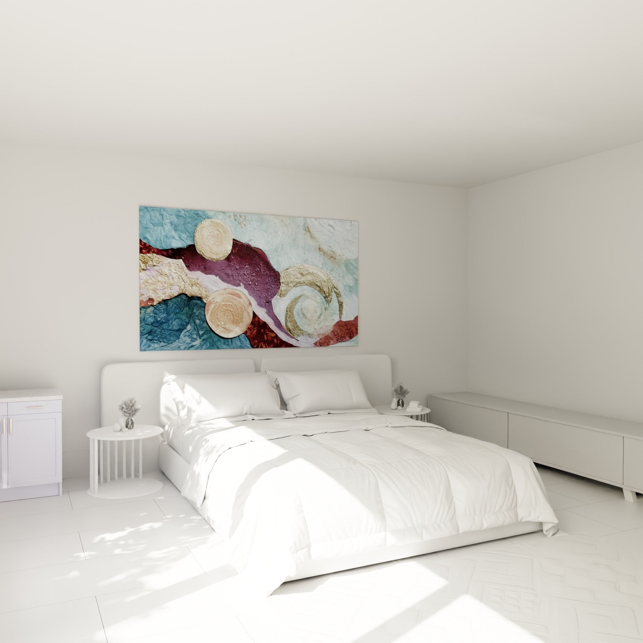 Disques dorés et spirale sur toile bleu et terracotta, au-dessus d'un lit dans une chambre claire