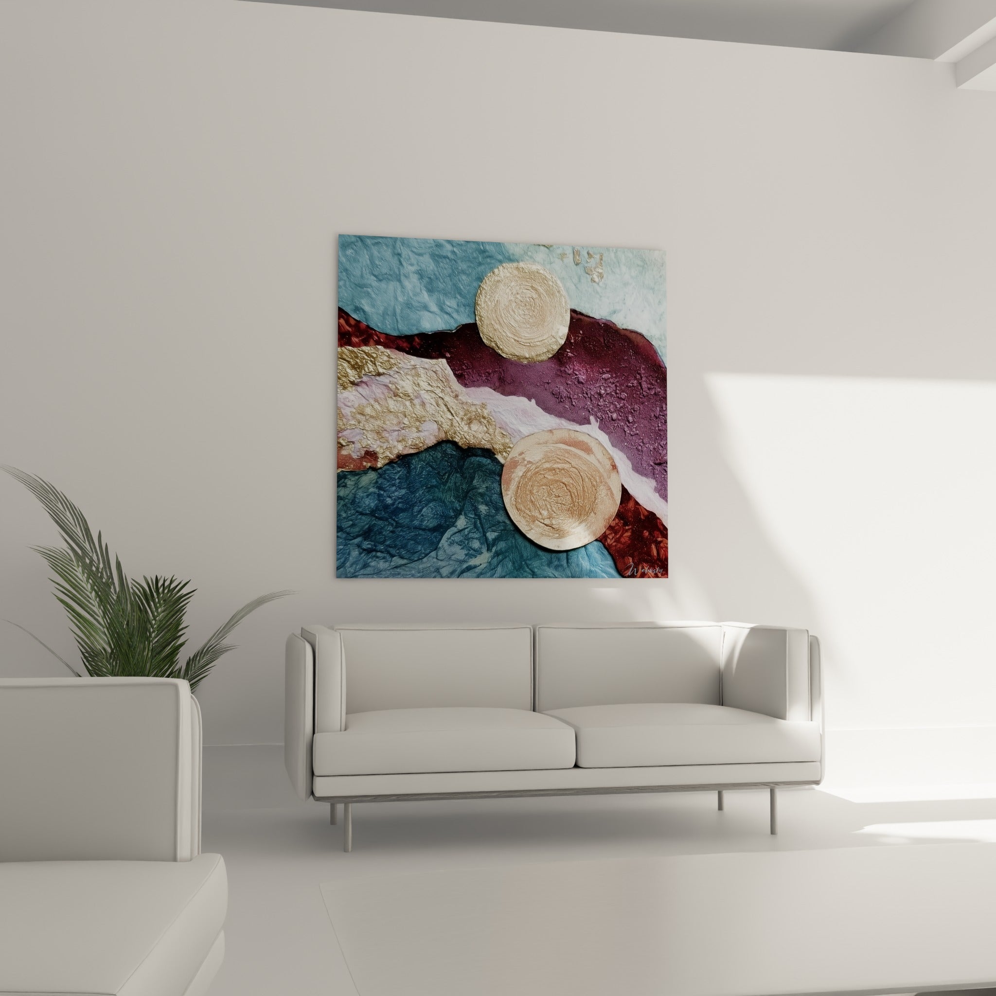 Composition bleu pastel et prune ornée de disques dorés, suspendue au-dessus d'un canapé dans un salon lumineux.