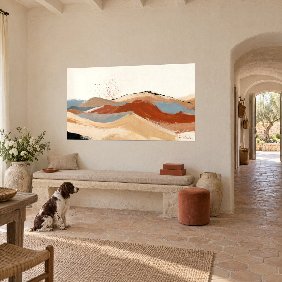 Tableau paysage abstrait de dunes rouille et bleu-gris, ciel crème, accroché au-dessus d'un banc de pierre, spaniel assis