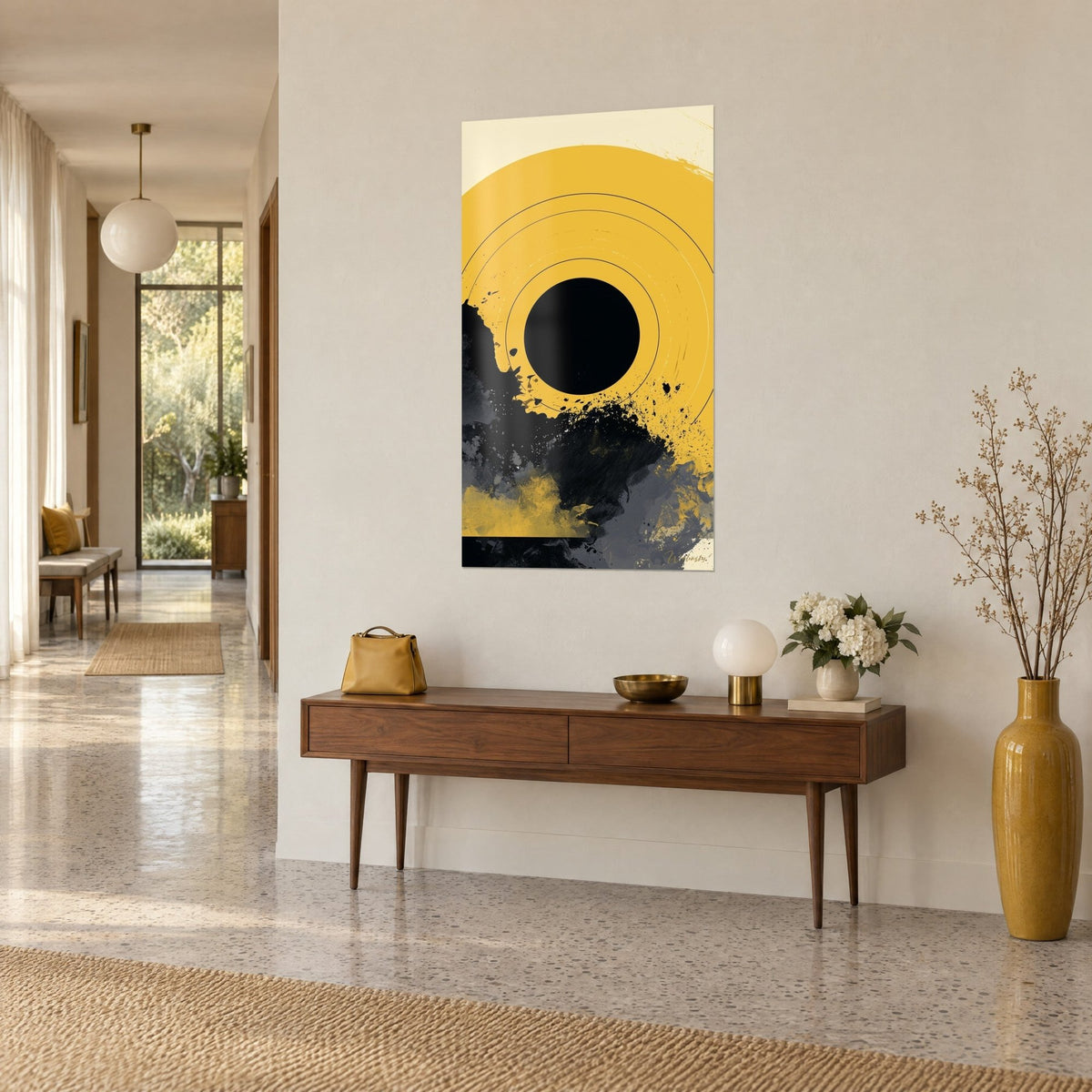 Tableau soleil éclipsé jaune d'or et noir profond, taches d'encre grises dans le bas, sur une console en bois, vue de trois-quarts