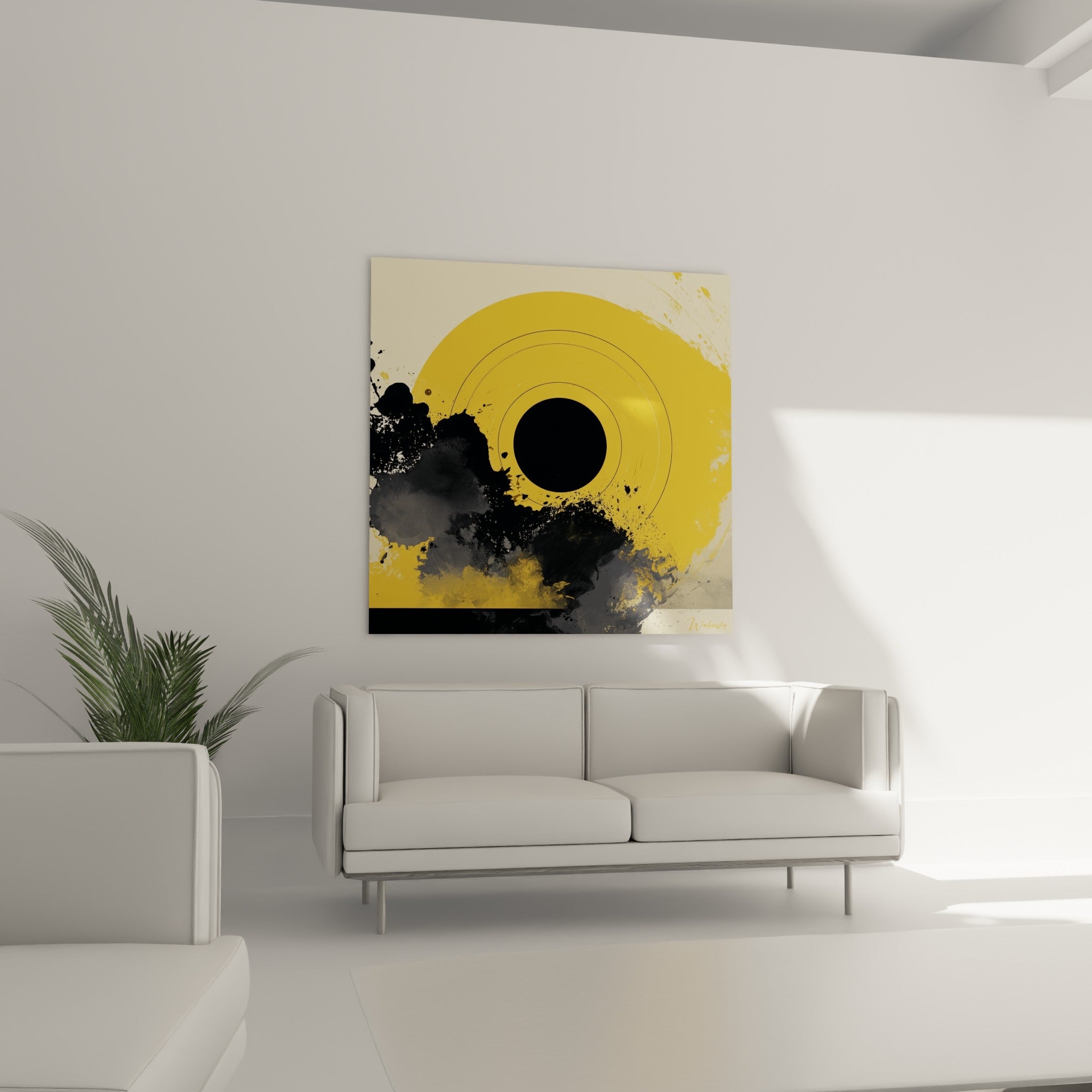 Éclaboussures d'encre anthracite envahissant un fond crème et jaune, au-dessus d'un canapé dans un salon lumineux