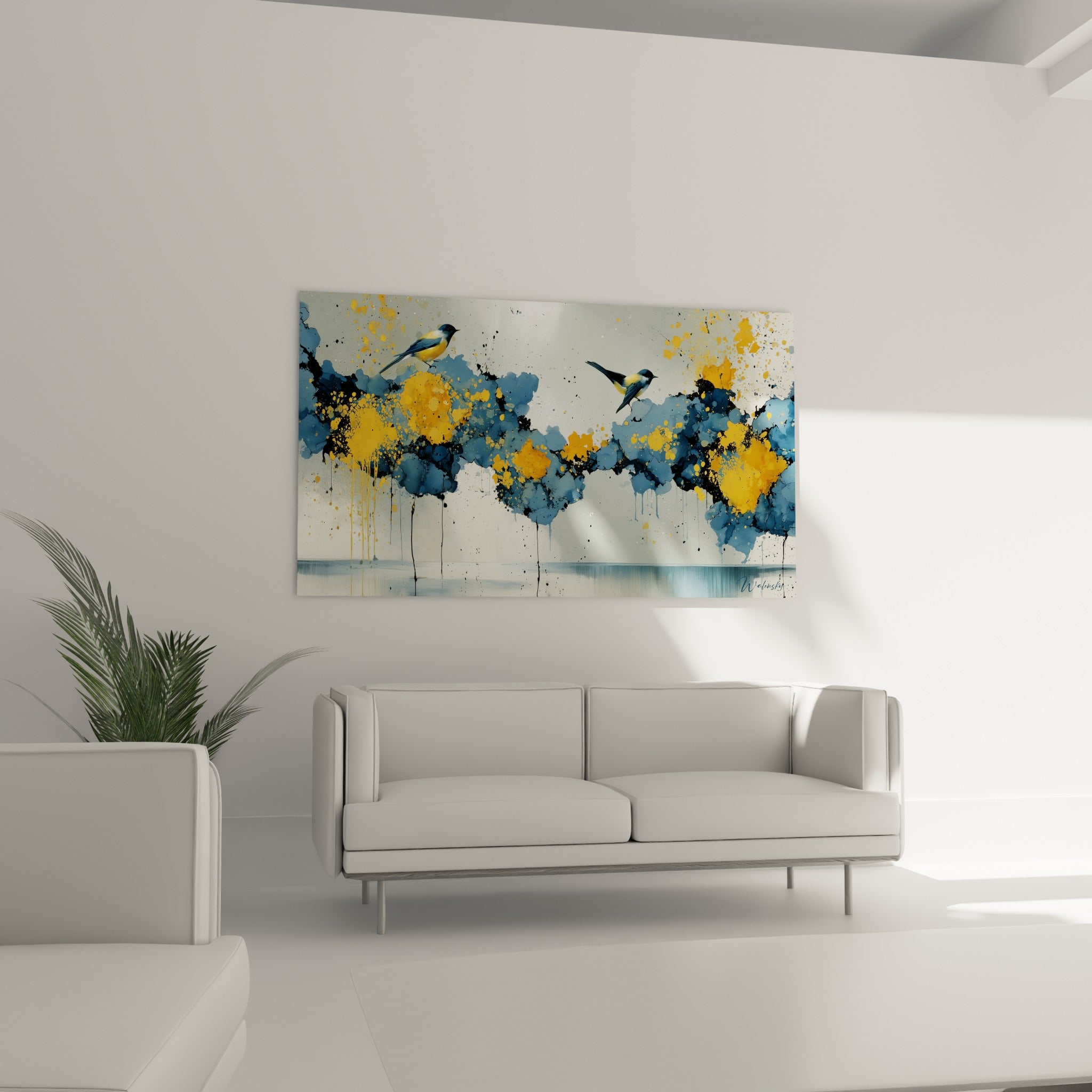 Petites mésanges perchées parmi les taches ocre et bleu marine au-dessus d'un canapé dans un salon lumineux