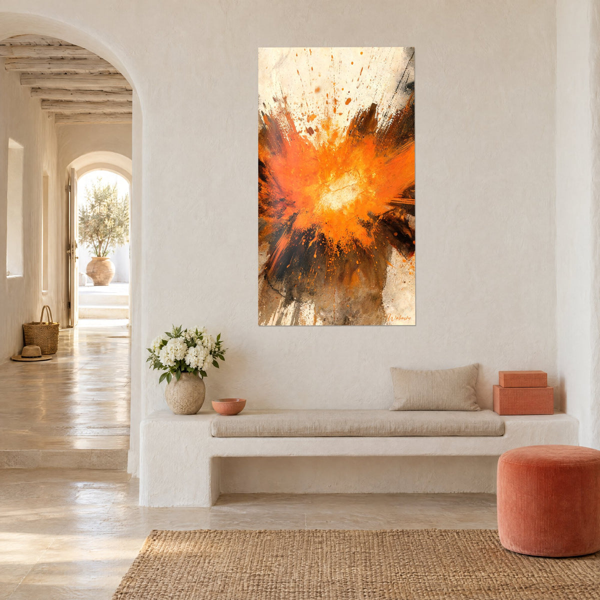 Tableau gerbe de peinture mandarine et brun sombre sur fond crème, accroché au-dessus d'une banquette blanche, vue de trois-quarts