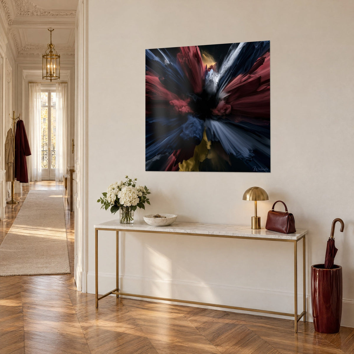 Tableau gerbe de coups de pinceau bordeaux et indigo jaillissant d'un centre sombre, accroché au-dessus d'une console dorée