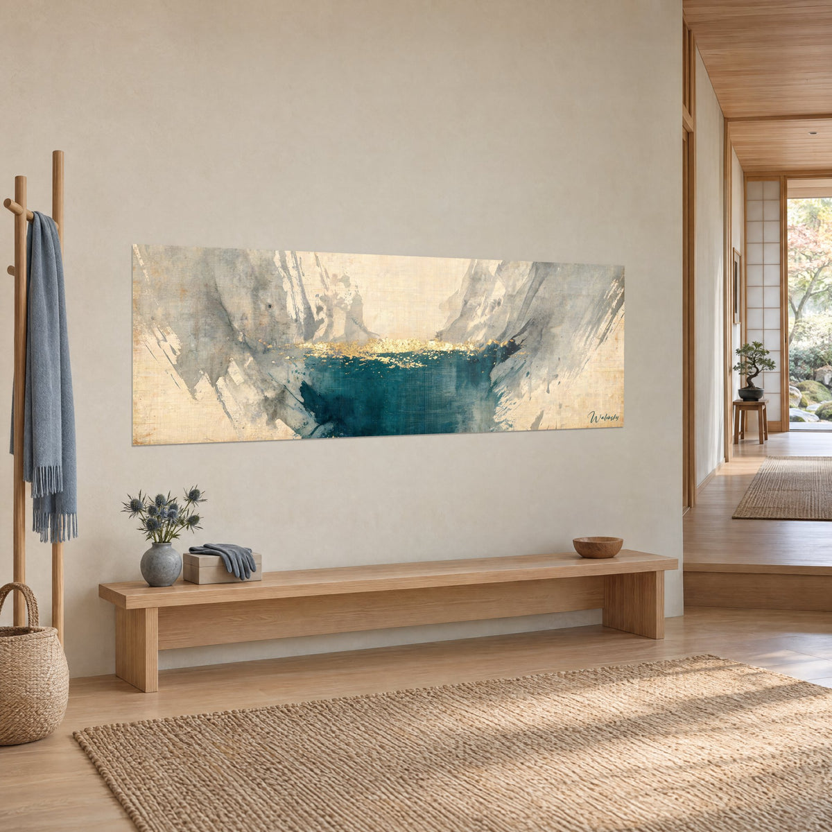 Tableau marée du soir en aquarelle, eau turquoise sombre, lisière dorée et coulures grises, sur un mur beige près d'un couloir
