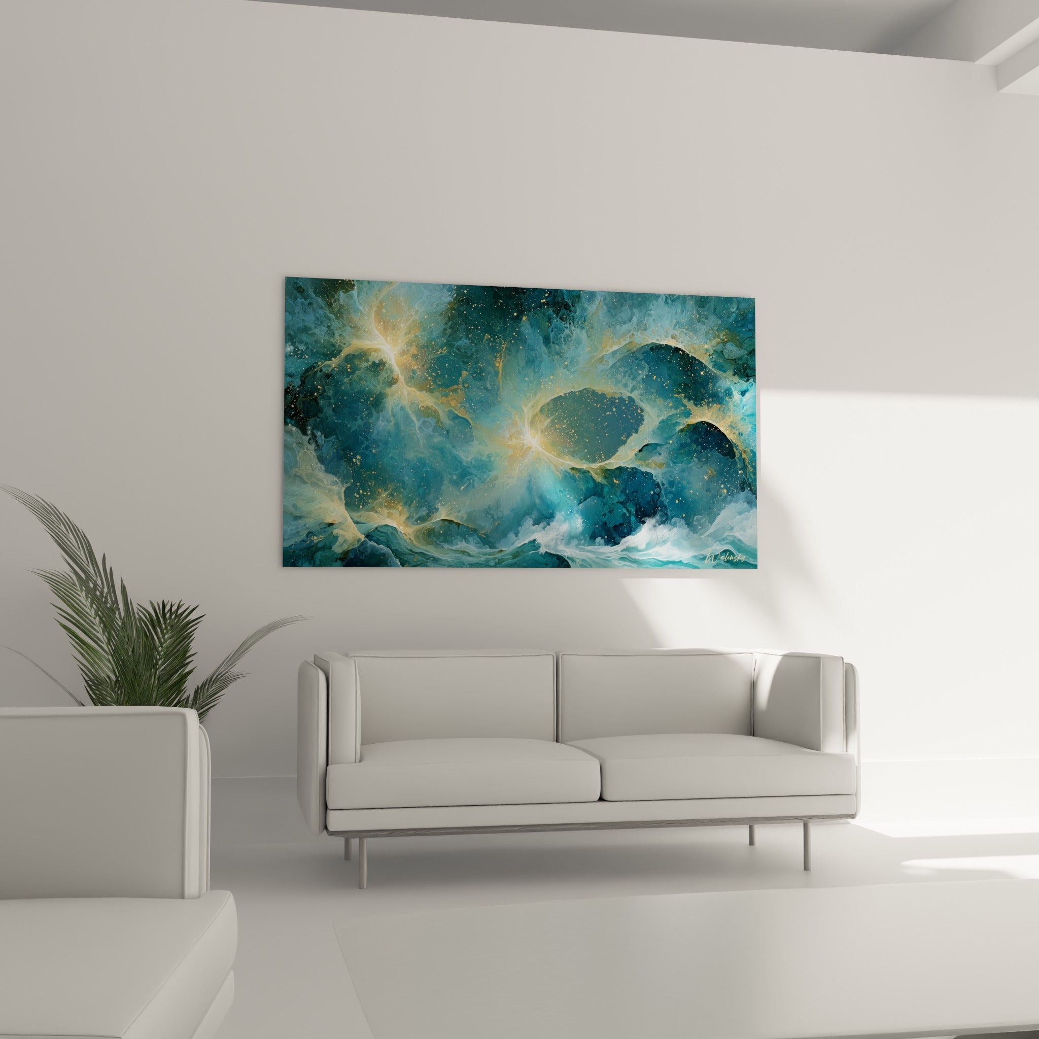 Éclats lumineux dorés percent le bleu profond de la toile, accrochée au-dessus d'un canapé dans un salon lumineux