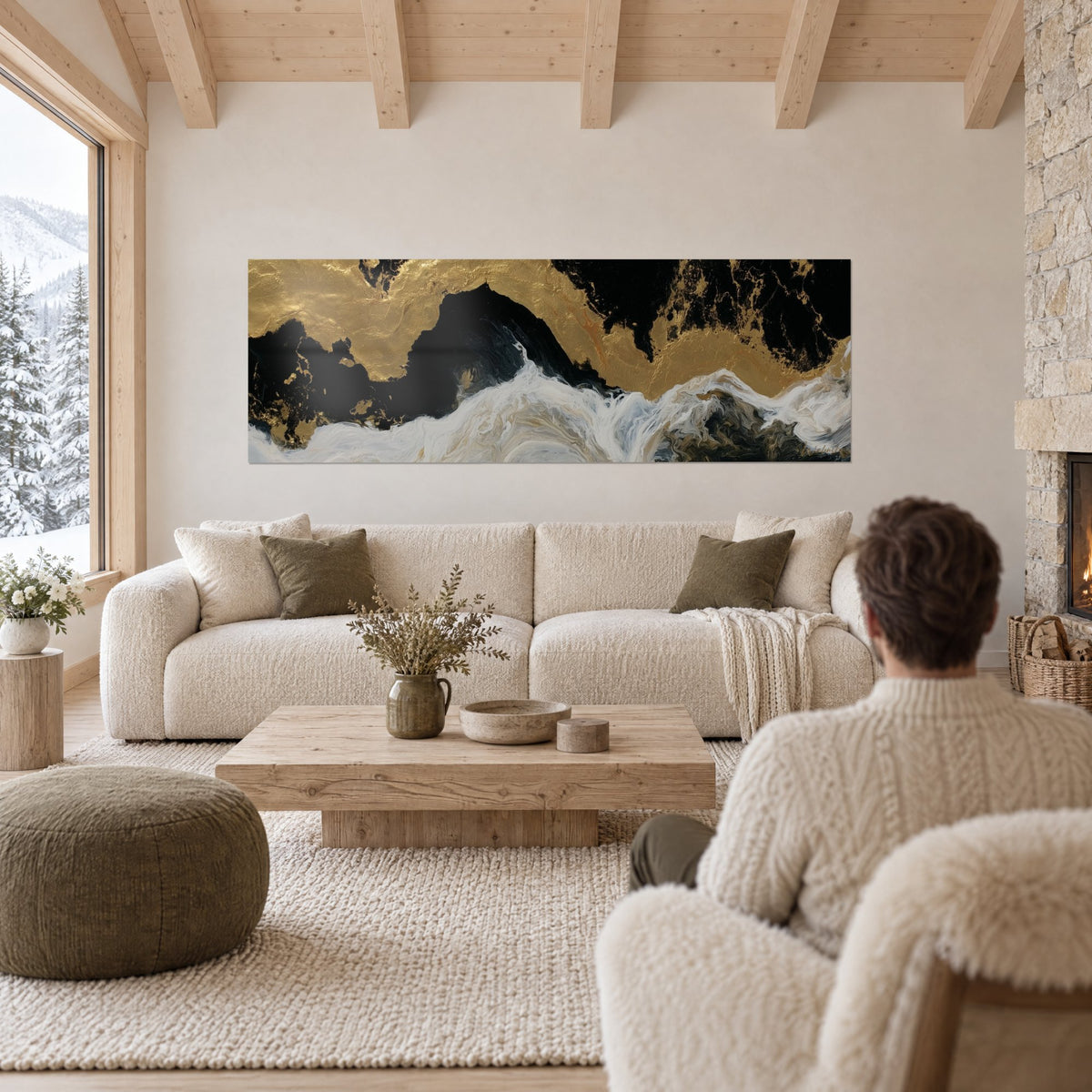 Gemälde mit weißer Gischt einer Brandung unter goldgehämmerten Wellen und tiefem Schwarz, über einem Sofa in einem lichtdurchfluteten Wohnzimmer