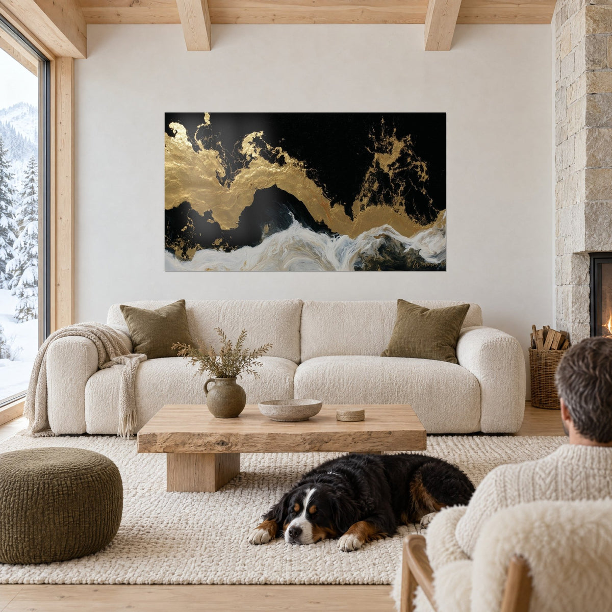 Tableau vague noire striée d'or martelé et d'écume blanche, un chien dormant sur le tapis, au-dessus d'un canapé dans un salon lumineux