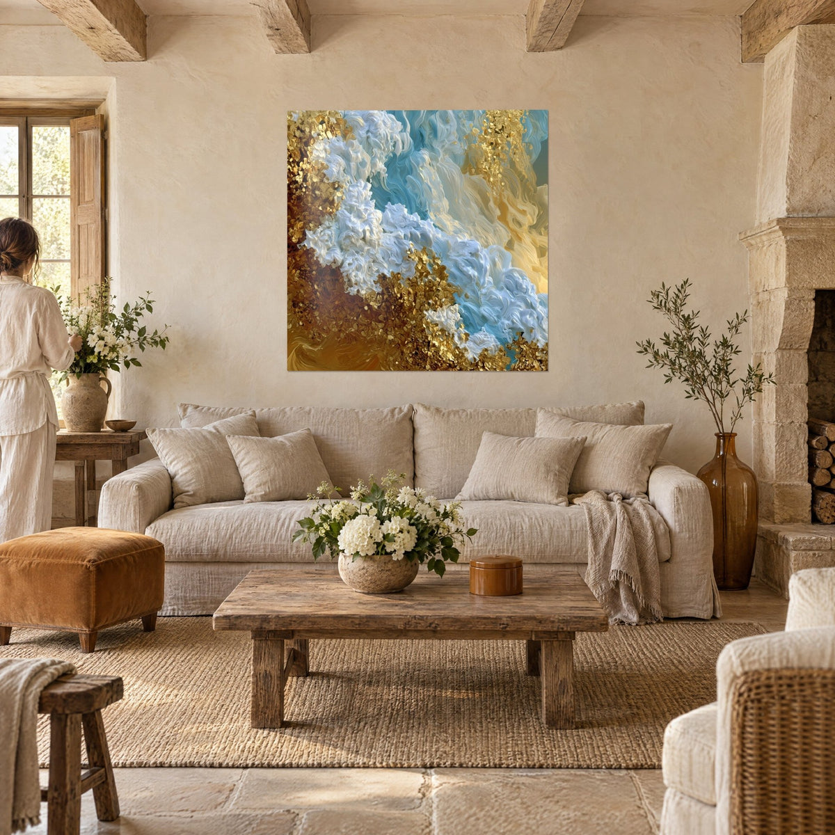 Tableau vague dorée aux écumes turquoise et blanc crème, deux personnes de dos, au-dessus d'un canapé dans un salon lumineux