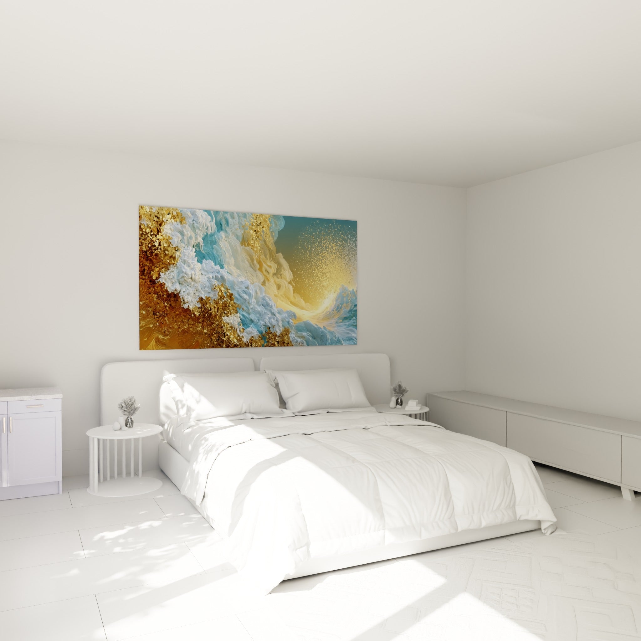 Déferlante dorée et bleu pastel aux textures épaisses, accrochée au-dessus d'un lit dans une chambre claire