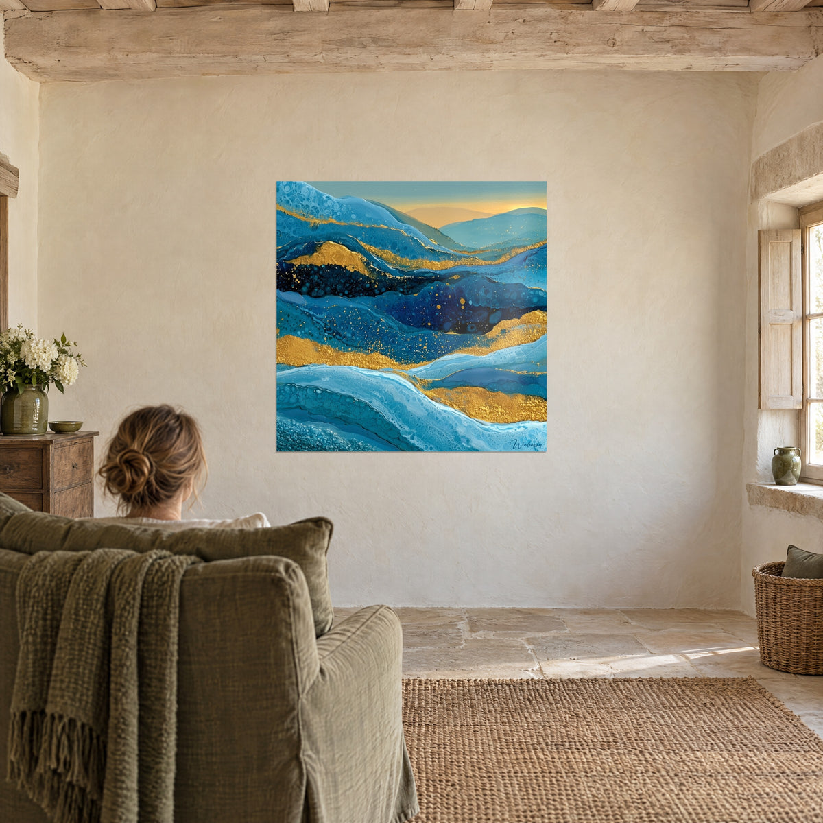 Quadro onda dorata su fondo blu ceruleo, schiuma bianca e cielo ambrato, donna di spalle in una poltrona di pietra verde