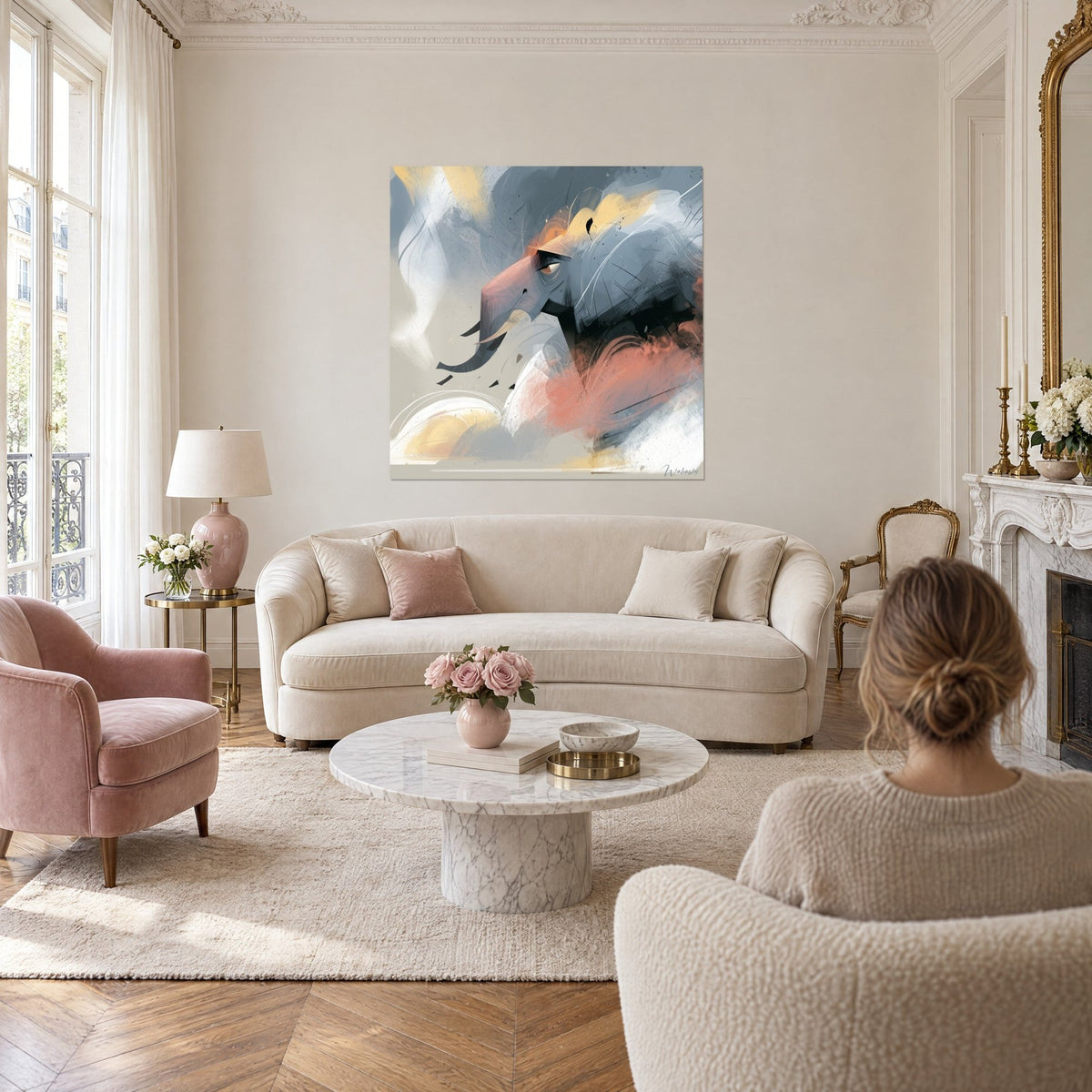 Tableau éléphant de profil aux volutes terracotta et gris ardoise, trompe courbée, au-dessus d'un canapé dans un salon lumineux
