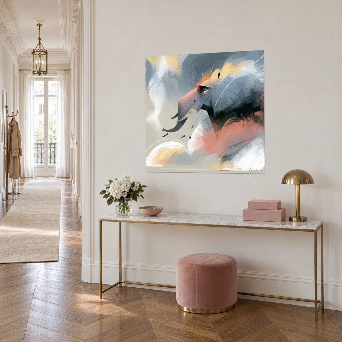 Tableau pachyderme gris bleuté aux traînées corail et jaune pâle, défense ivoire, sur un mur beige au-dessus d'une console dorée